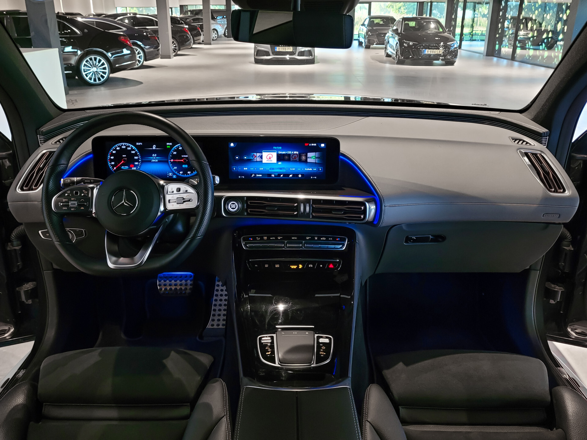 Mercedes-Benz EQC 400 4M AMG Rij-assistentie | Schuifdak | Burmester | 21"AMG | Trekhaak | Treeplanken Foto 23