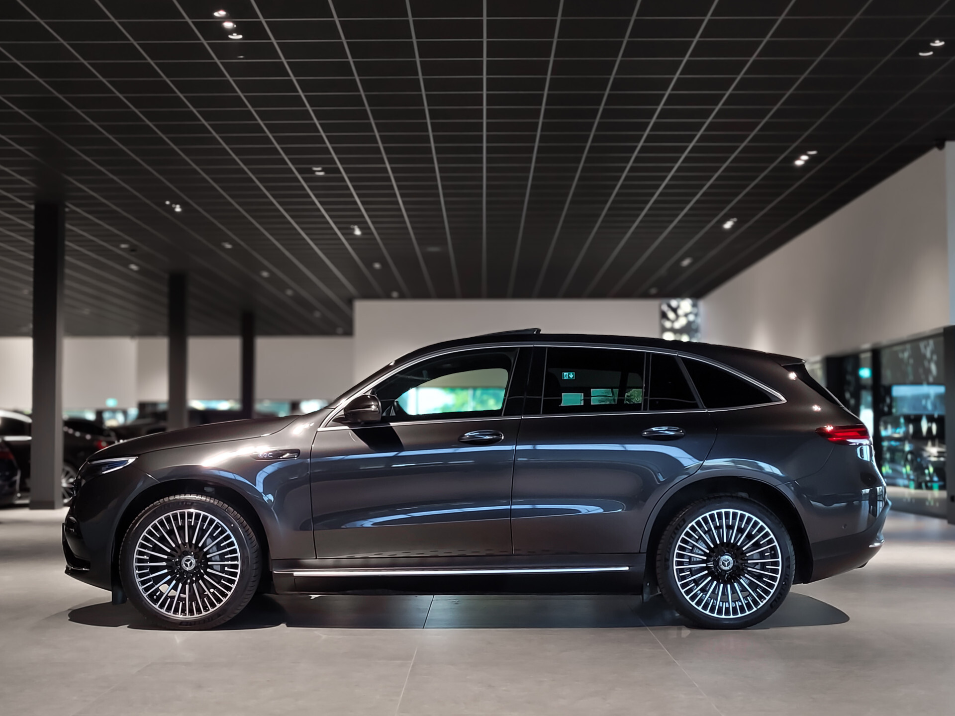 Mercedes-Benz EQC 400 4M AMG Rij-assistentie | Schuifdak | Burmester | 21"AMG | Trekhaak | Treeplanken Foto 4