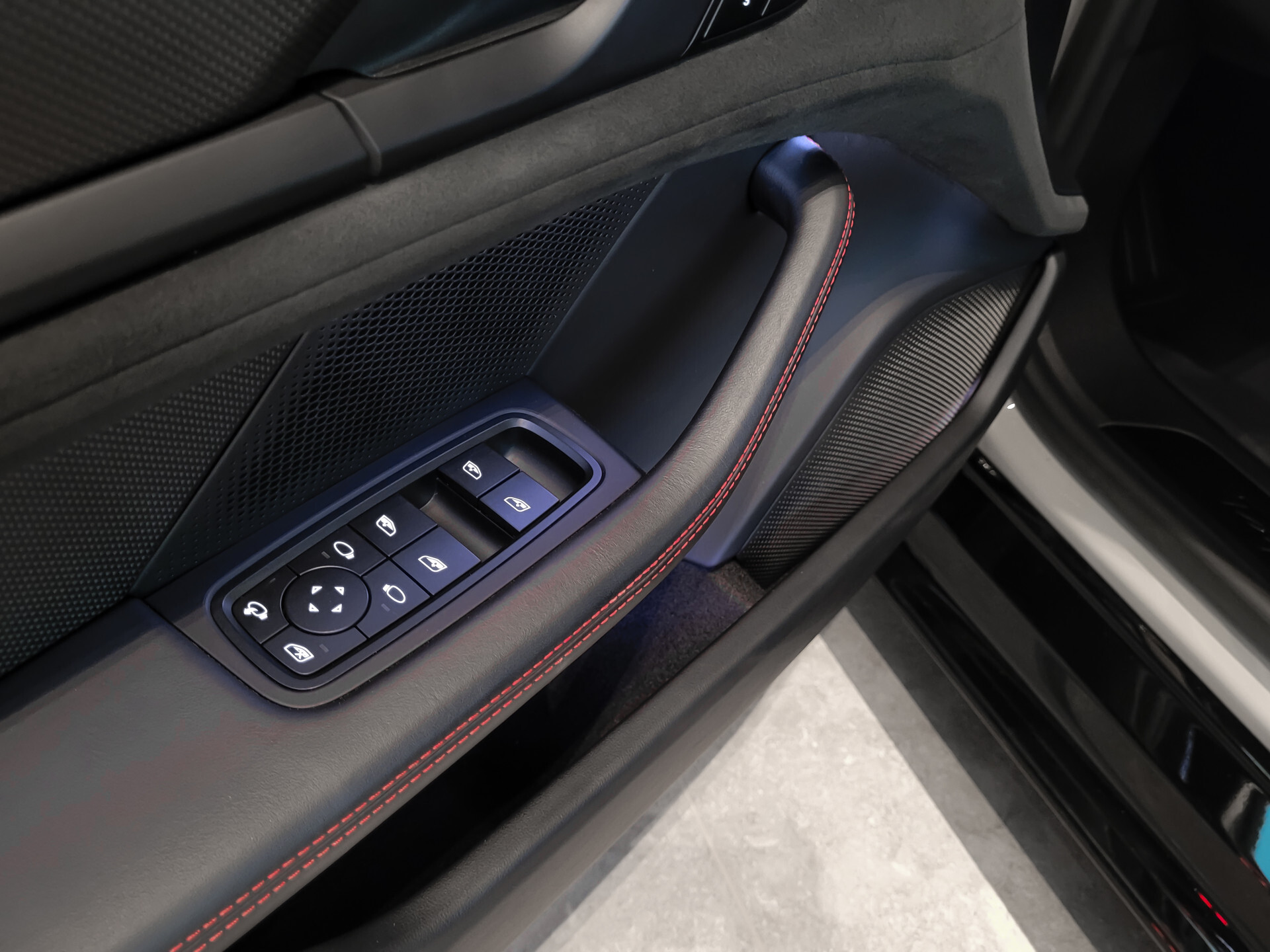 Porsche Taycan Sport Turismo GTS 517 pk 93 kWh Achterasbesturing | HUD | Entry&Drive | Innodrive/Passenger display | Panoramadak | Carbon Foto 12