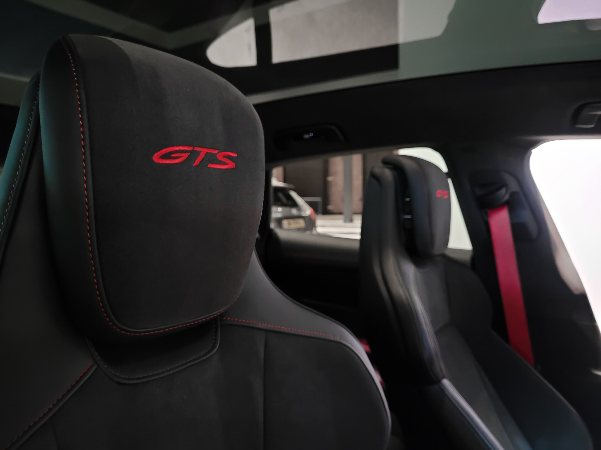 Porsche Taycan Sport Turismo GTS 517 pk 93 kWh Achterasbesturing | HUD | Entry&Drive | Innodrive/Passenger display | Panoramadak | Carbon Foto 27