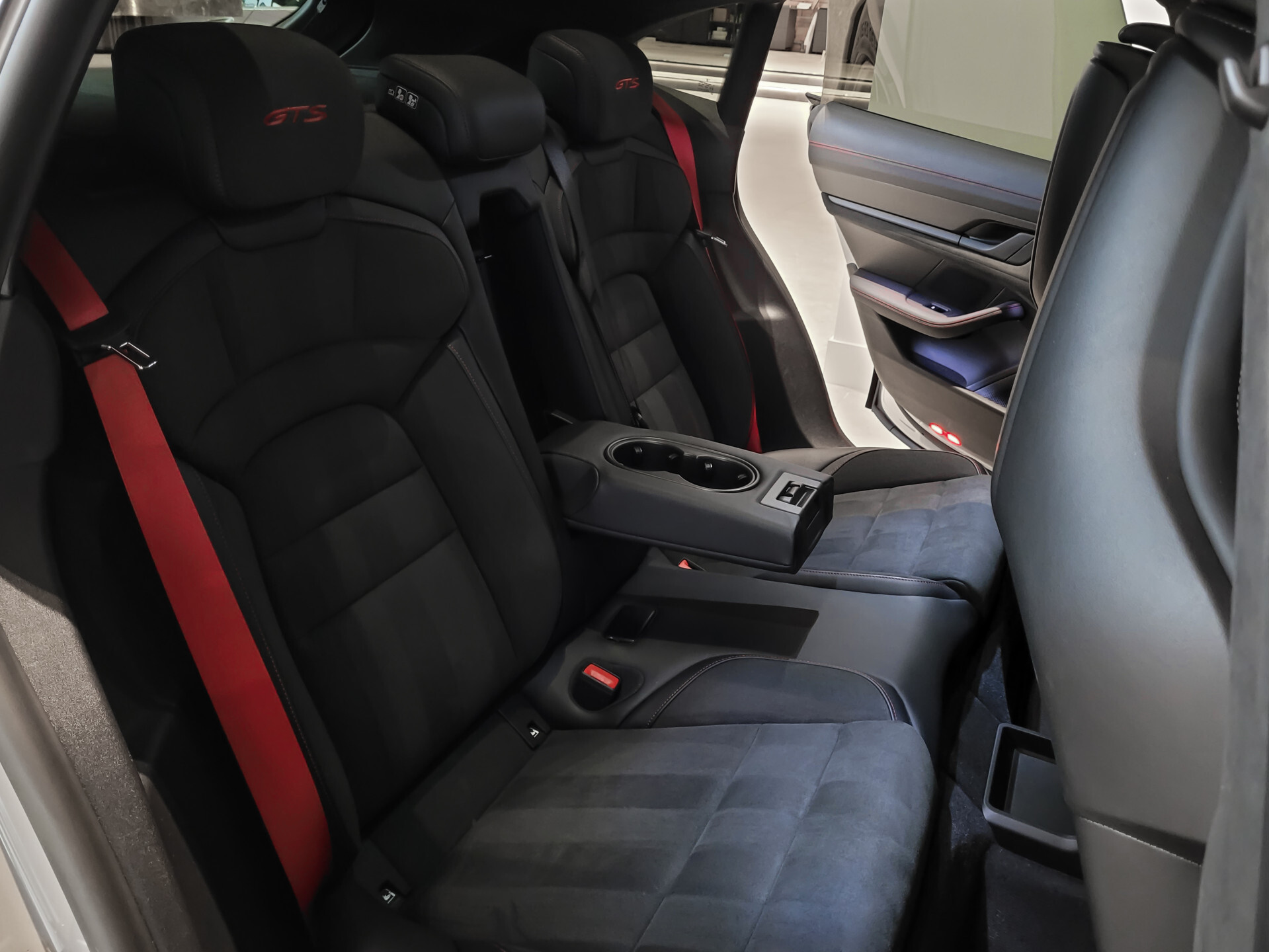 Porsche Taycan Sport Turismo GTS 517 pk 93 kWh Achterasbesturing | HUD | Entry&Drive | Innodrive/Passenger display | Panoramadak | Carbon Foto 7