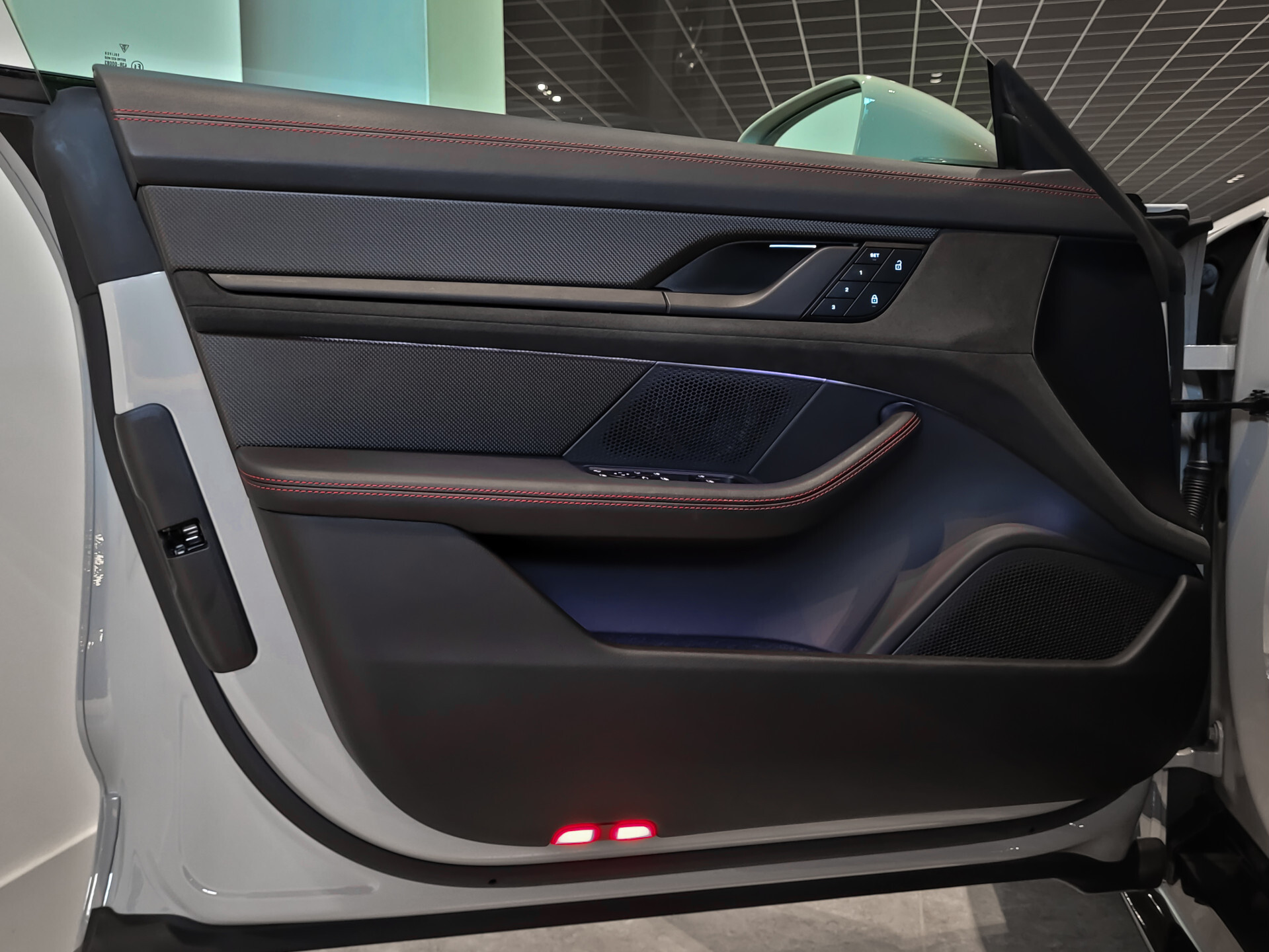 Porsche Taycan Sport Turismo GTS 517 pk 93 kWh Achterasbesturing | HUD | Entry&Drive | Innodrive/Passenger display | Panoramadak | Carbon Foto 8