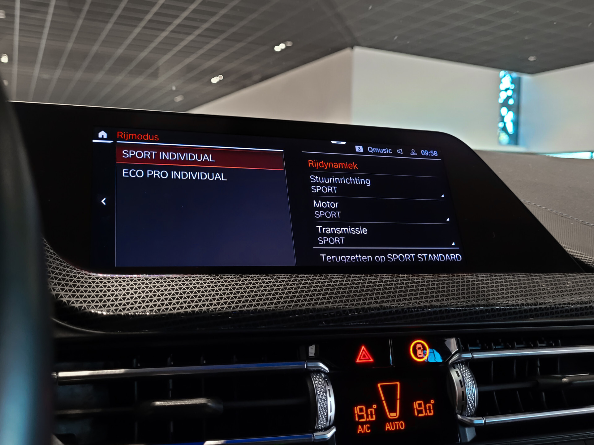 BMW 1-serie M135i xDrive Performance | Aerodynamica | Sportstoelen | Harman-Kardon | Active Guard | LED Foto 13