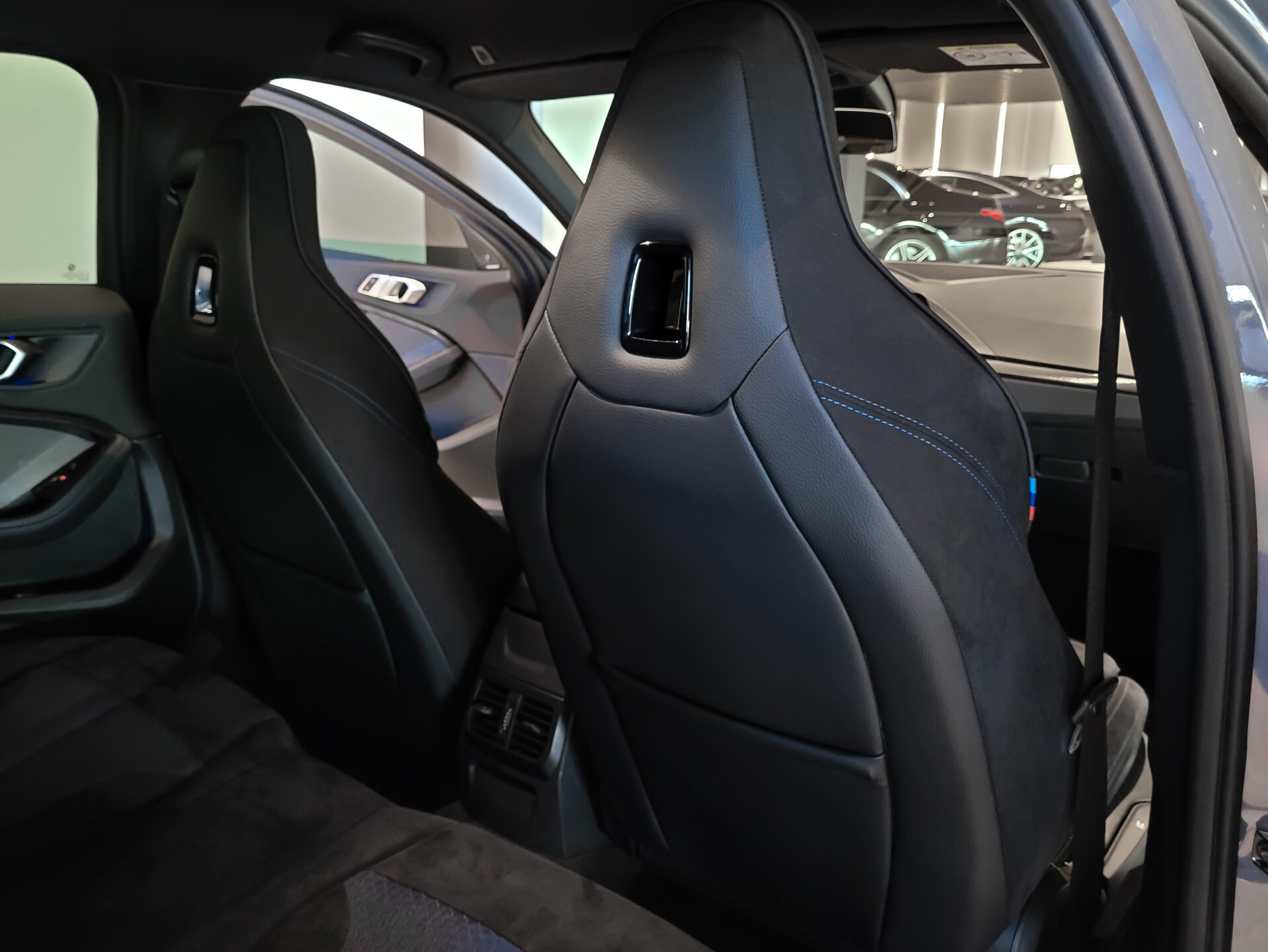 BMW 1-serie M135i xDrive Performance | Aerodynamica | Sportstoelen | Harman-Kardon | Active Guard | LED Foto 28