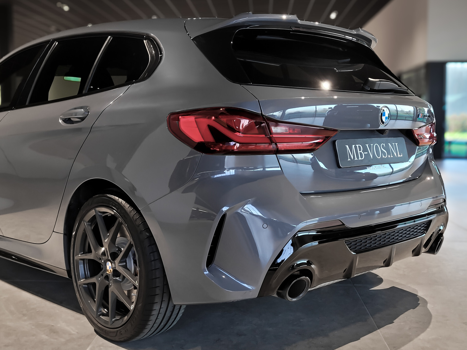 BMW 1-serie M135i xDrive Performance | Aerodynamica | Sportstoelen | Harman-Kardon | Active Guard | LED Foto 38