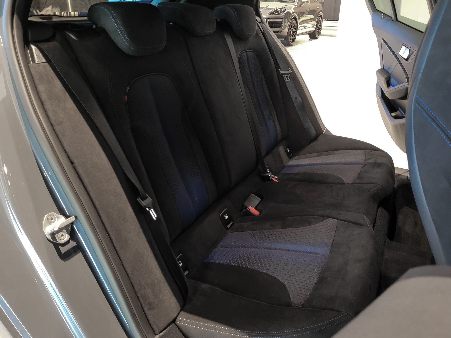 BMW 1-serie M135i xDrive Performance | Aerodynamica | Sportstoelen | Harman-Kardon | Active Guard | LED Foto 7