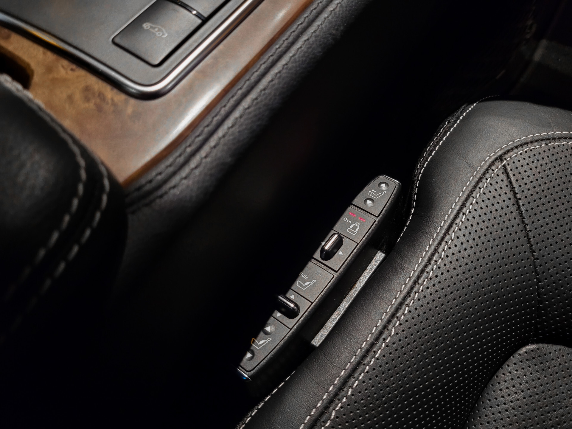 Mercedes-Benz CLS-Klasse 500 AMG Luchtvering | Schuifdak | Keyless | Distronic | Harman-Kardon | Massage | Nightvision | Dealer onderhouden Foto 21