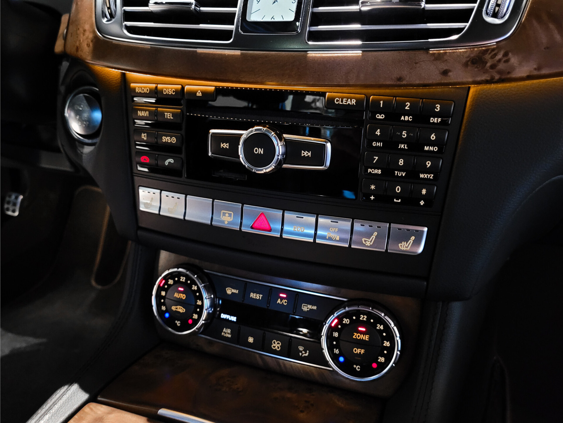 Mercedes-Benz CLS-Klasse 500 AMG Luchtvering | Schuifdak | Keyless | Distronic | Harman-Kardon | Massage | Nightvision | Dealer onderhouden Foto 22