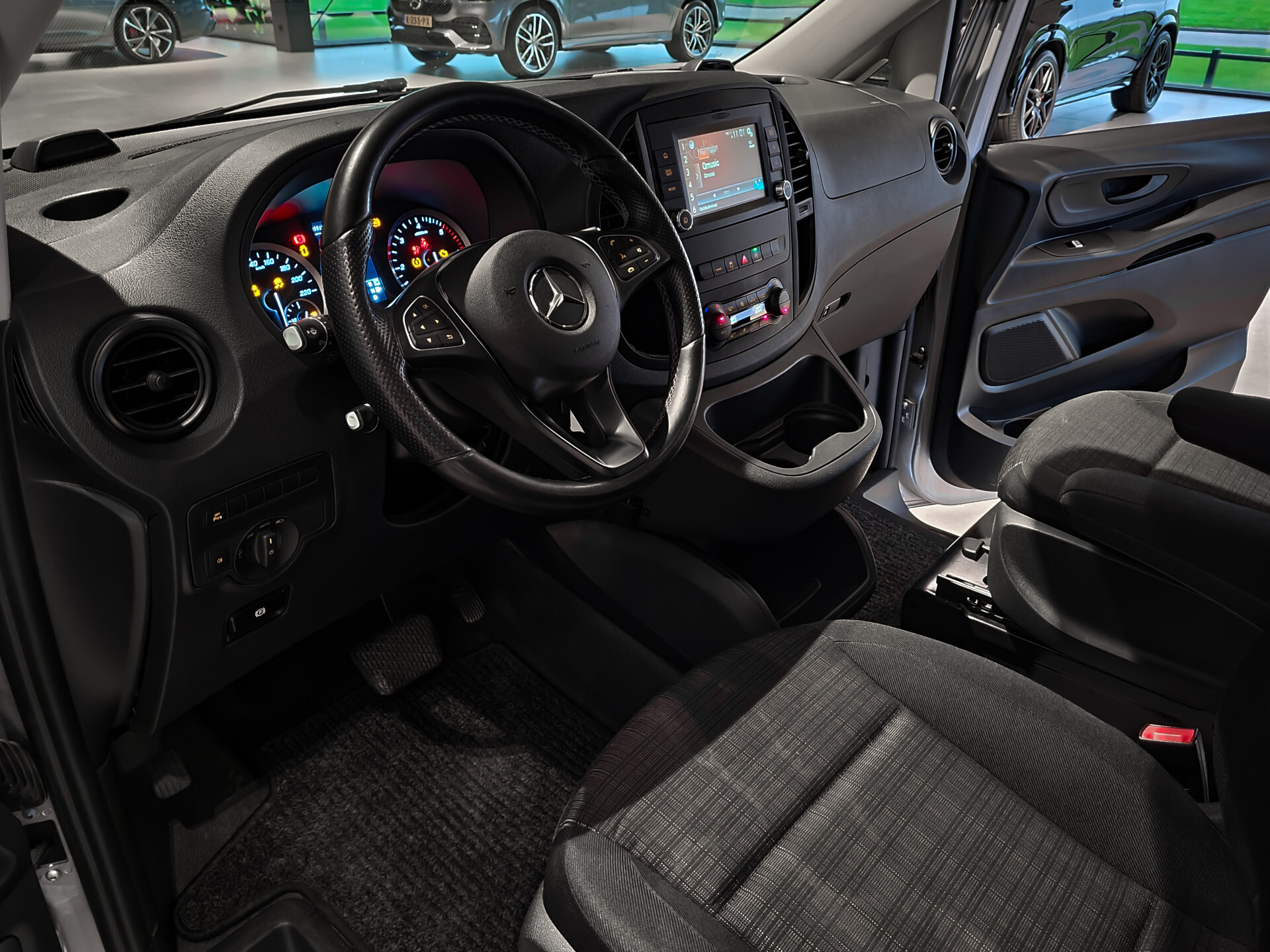 Mercedes-Benz Vito 119 CDI Lang DC Comfort Plus Comand | Schuifdak | ILS | 19" | ECC | Trekhaak | 1ste eigenaar Foto 15