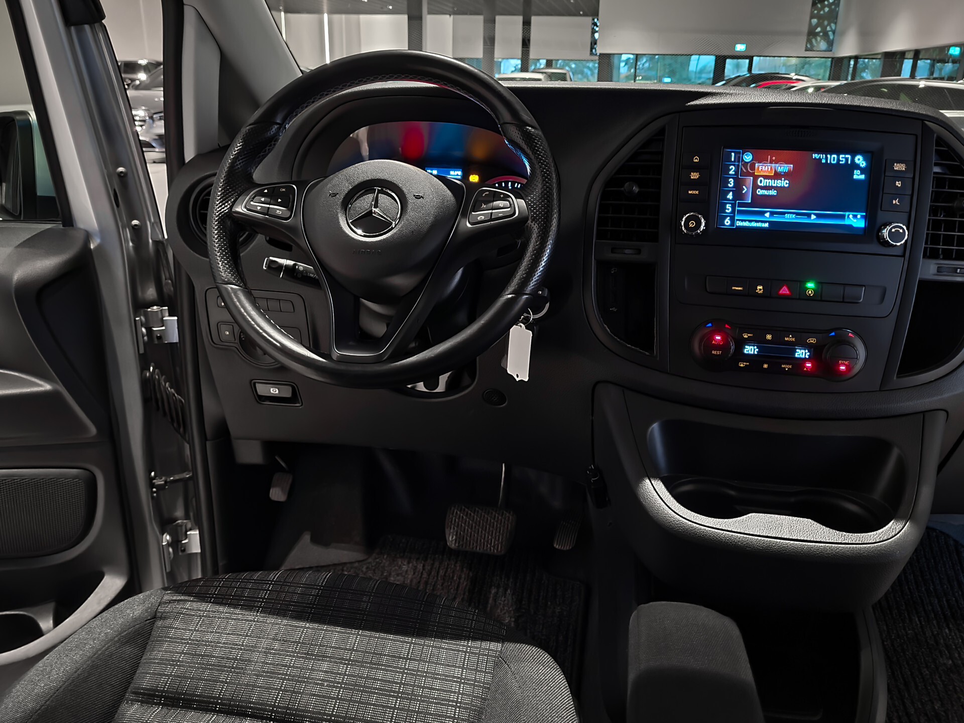 Mercedes-Benz Vito 119 CDI Lang DC Comfort Plus Comand | Schuifdak | ILS | 19" | ECC | Trekhaak | 1ste eigenaar Foto 20