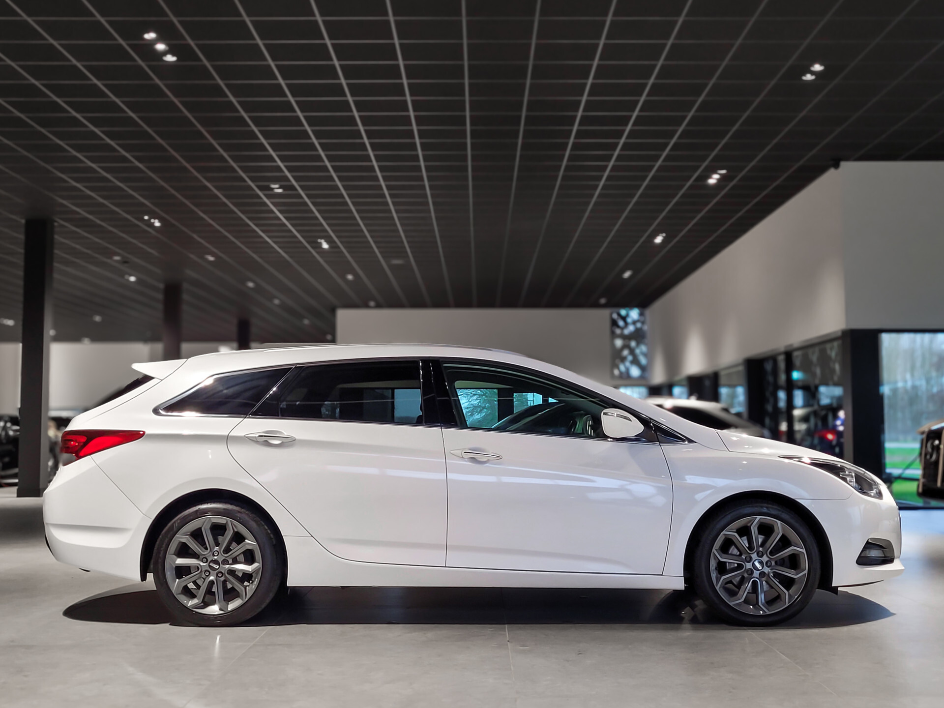 Hyundai i40 Wagon 1.6 GDI Essence 18" | Camera | Groot Navi | Lane Assist | NAP Foto 3