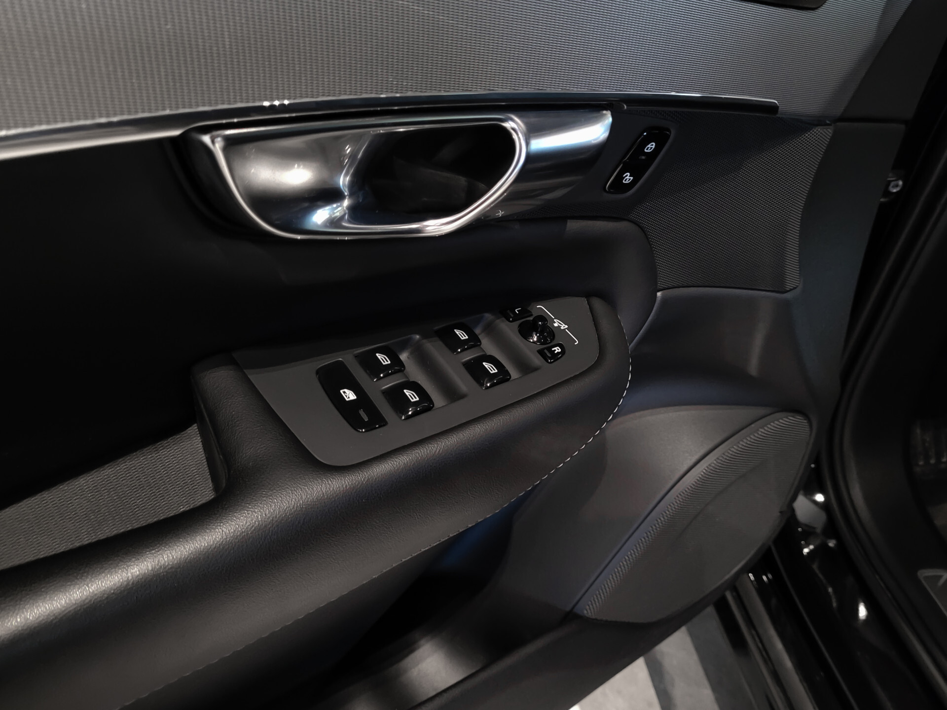 Volvo XC90 2.0 T8 Recharge AWD R-Design 7-Persoons | Luchtvering | Massage | HUD | Stoelkoeling | ACC | Keyless Foto 11