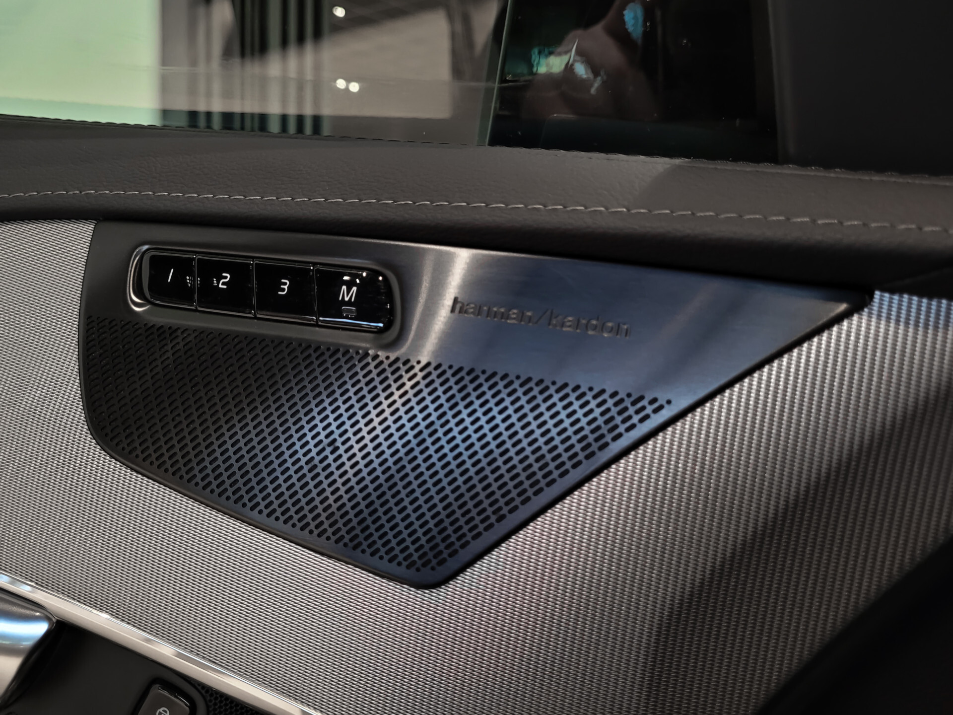 Volvo XC90 2.0 T8 Recharge AWD R-Design 7-Persoons | Luchtvering | Massage | HUD | Stoelkoeling | ACC | Keyless Foto 15