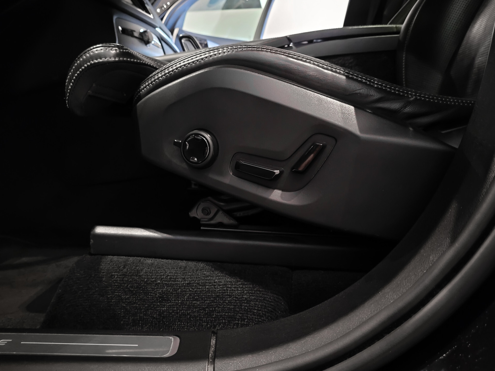 Volvo XC90 2.0 T8 Recharge AWD R-Design 7-Persoons | Luchtvering | Massage | HUD | Stoelkoeling | ACC | Keyless Foto 17