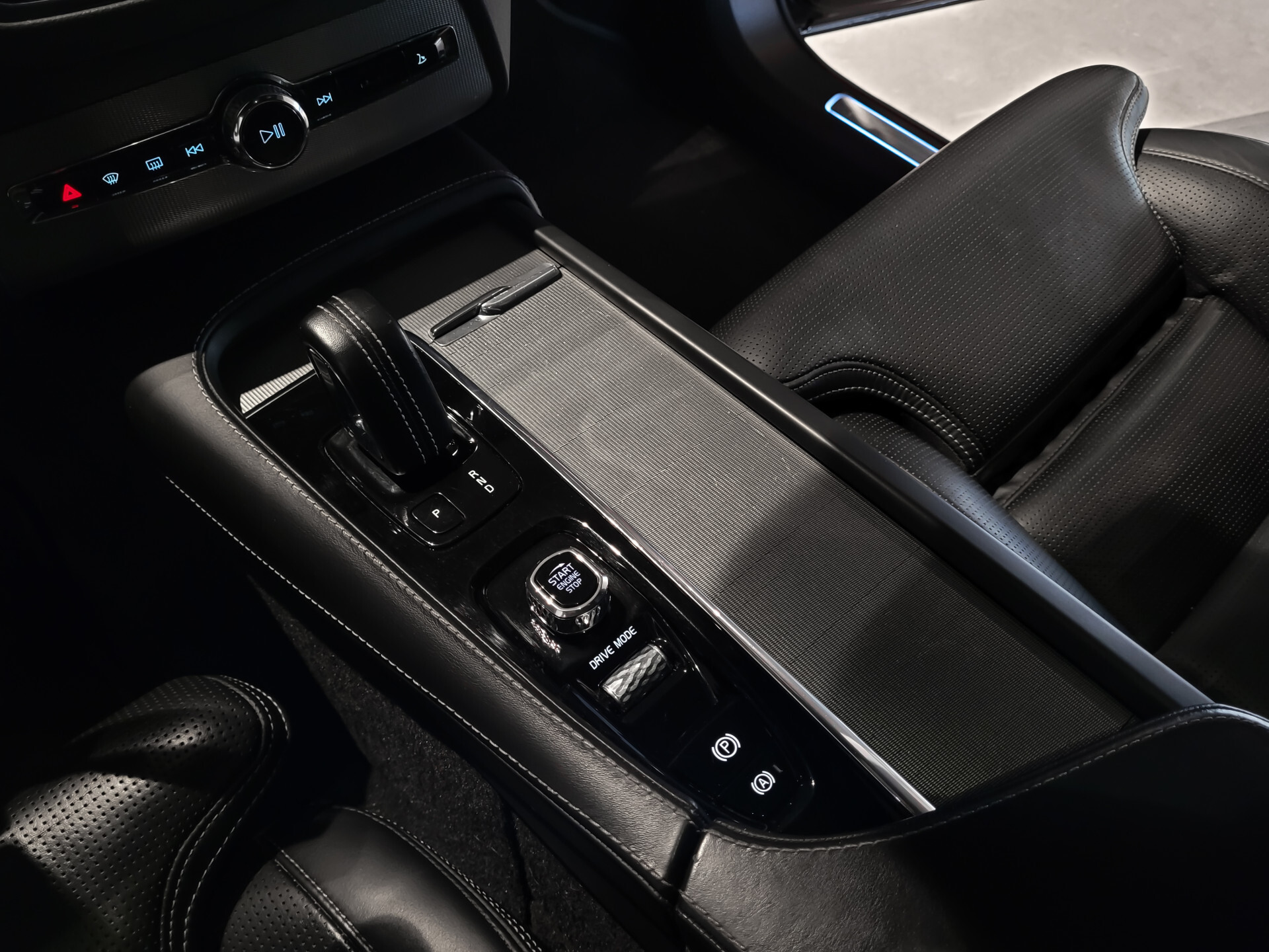 Volvo XC90 2.0 T8 Recharge AWD R-Design 7-Persoons | Luchtvering | Massage | HUD | Stoelkoeling | ACC | Keyless Foto 23