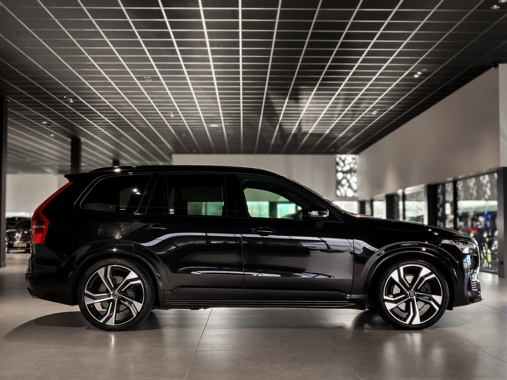 Volvo XC90 2.0 T8 Recharge AWD R-Design 7-Persoons | Luchtvering | Massage | HUD | Stoelkoeling | ACC | Keyless Foto 3