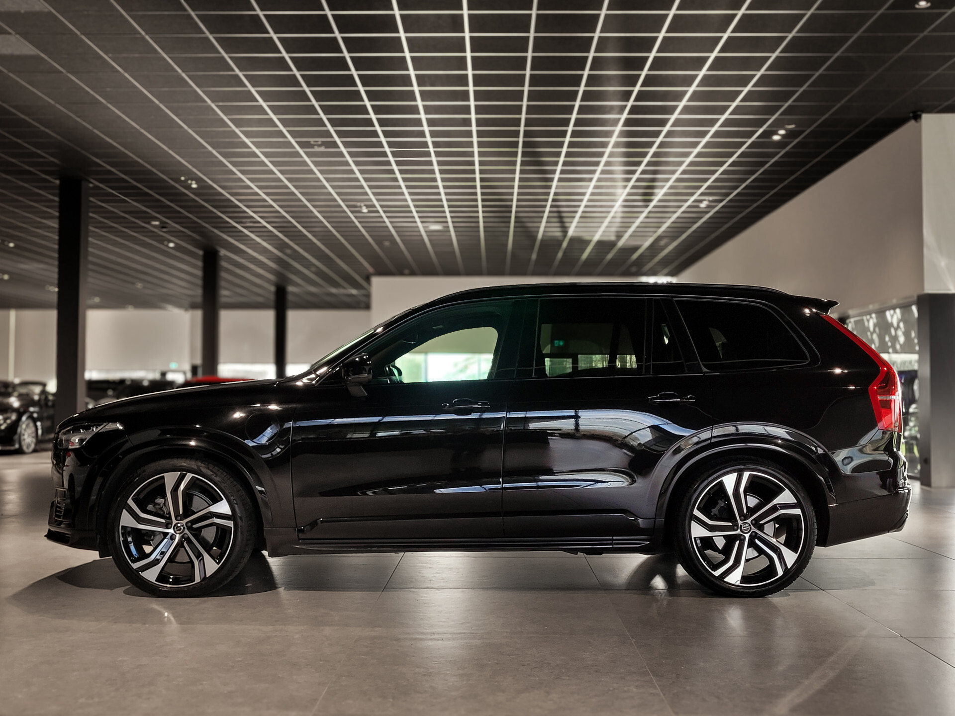 Volvo XC90 2.0 T8 Recharge AWD R-Design 7-Persoons | Luchtvering | Massage | HUD | Stoelkoeling | ACC | Keyless Foto 4