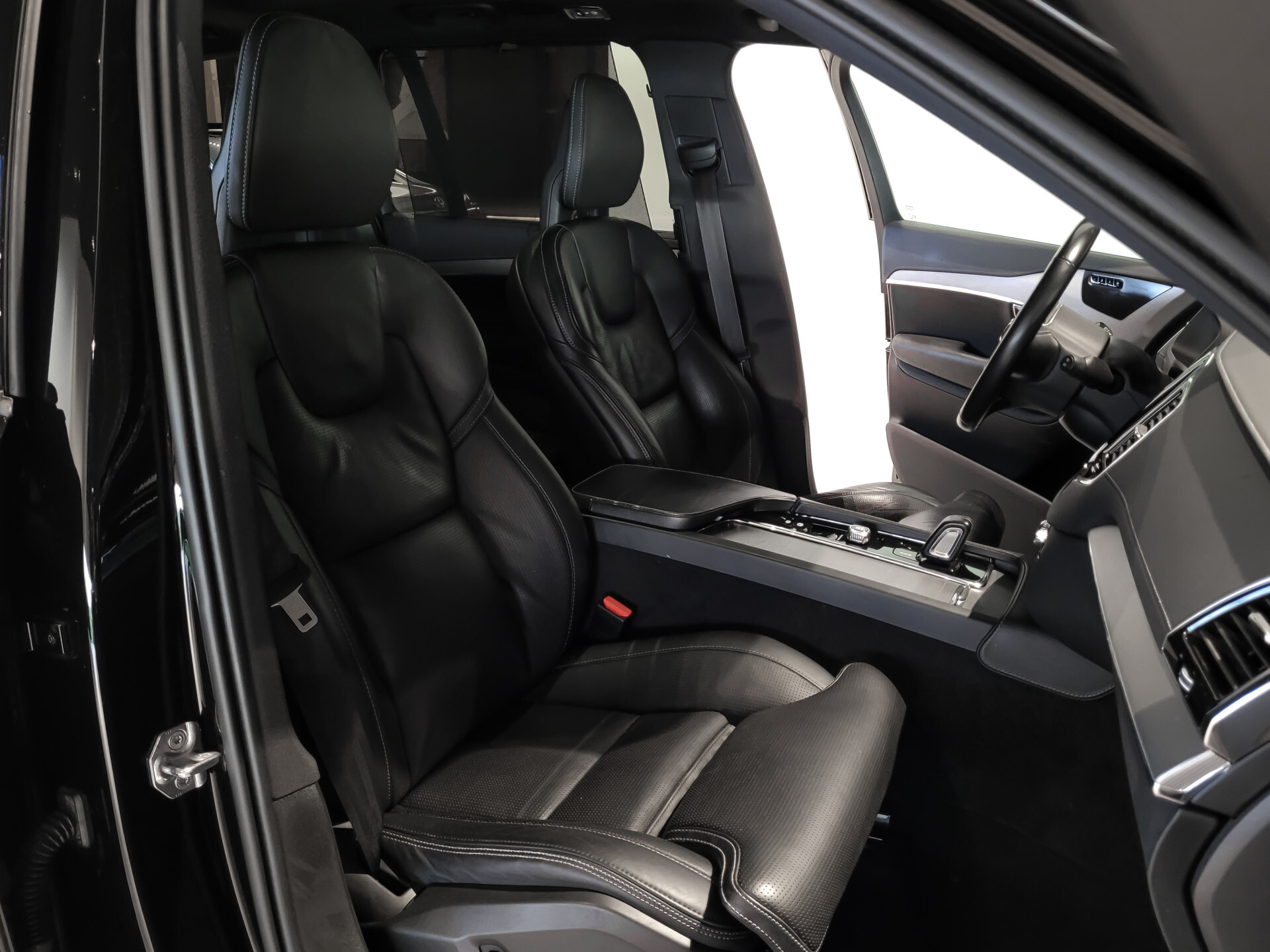 Volvo XC90 2.0 T8 Recharge AWD R-Design 7-Persoons | Luchtvering | Massage | HUD | Stoelkoeling | ACC | Keyless Foto 6