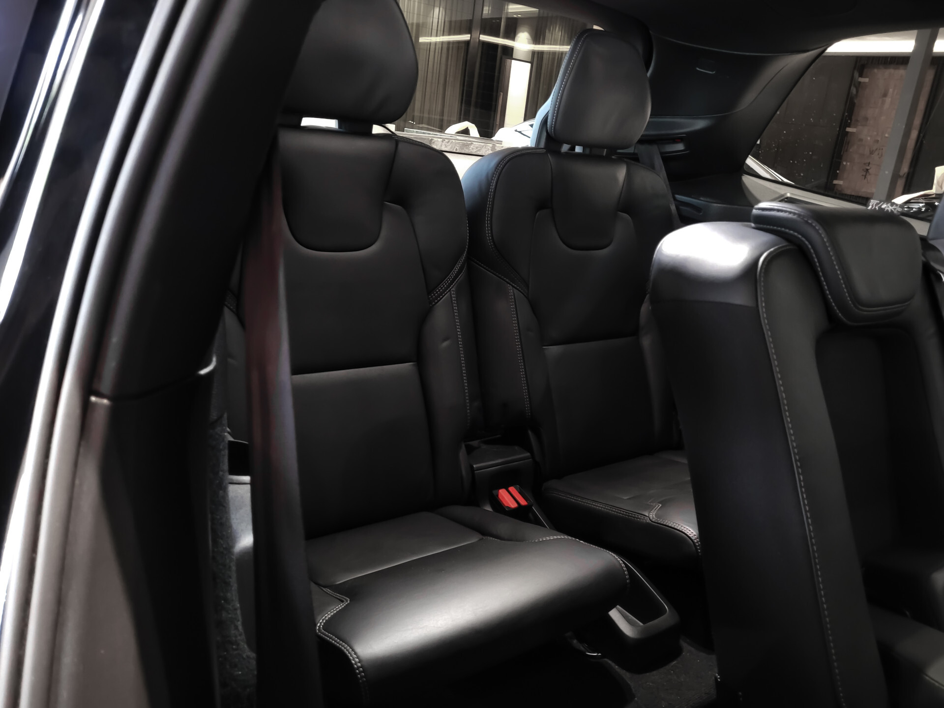 Volvo XC90 2.0 T8 Recharge AWD R-Design 7-Persoons | Luchtvering | Massage | HUD | Stoelkoeling | ACC | Keyless Foto 8