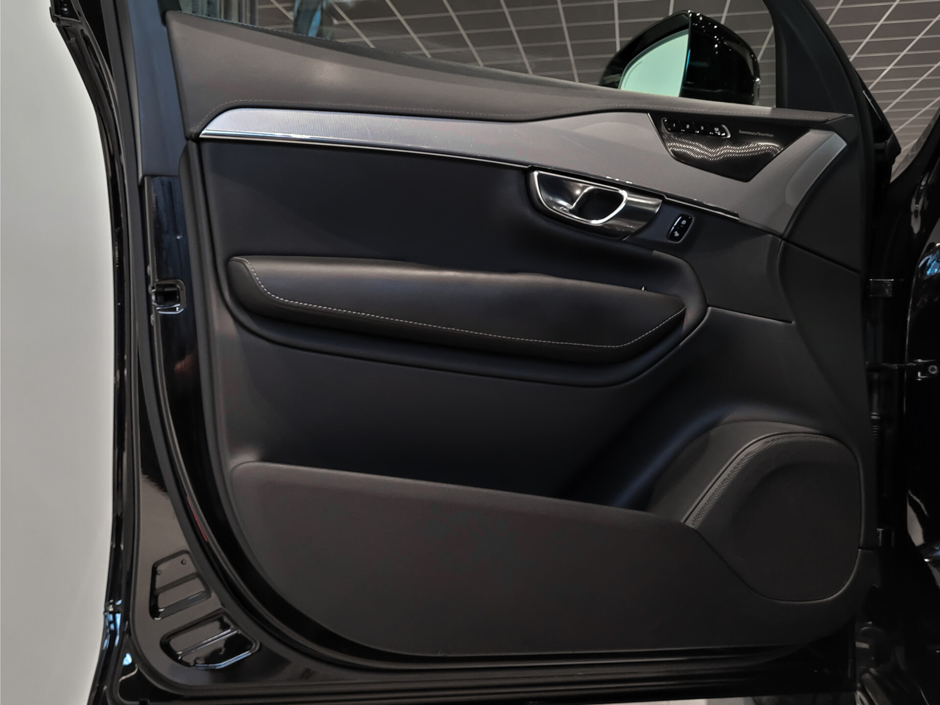 Volvo XC90 2.0 T8 Recharge AWD R-Design 7-Persoons | Luchtvering | Massage | HUD | Stoelkoeling | ACC | Keyless Foto 9