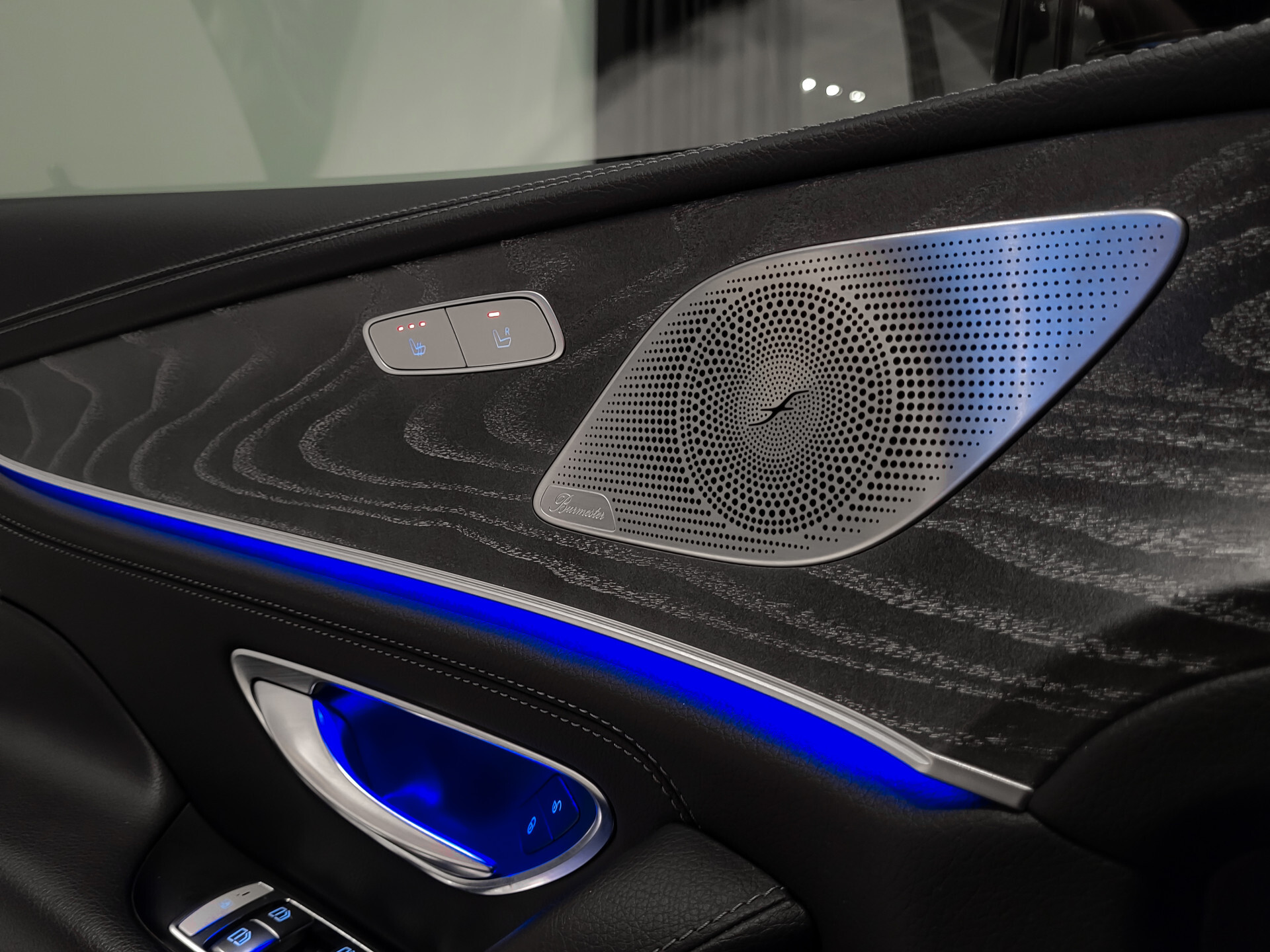 Mercedes-Benz CLS-Klasse 300 d AMG Night | Luchtvering | Rij-assistentie | Keyless | Burmester | Standkachel | HUD | Schuifdak | 20" Foto 11