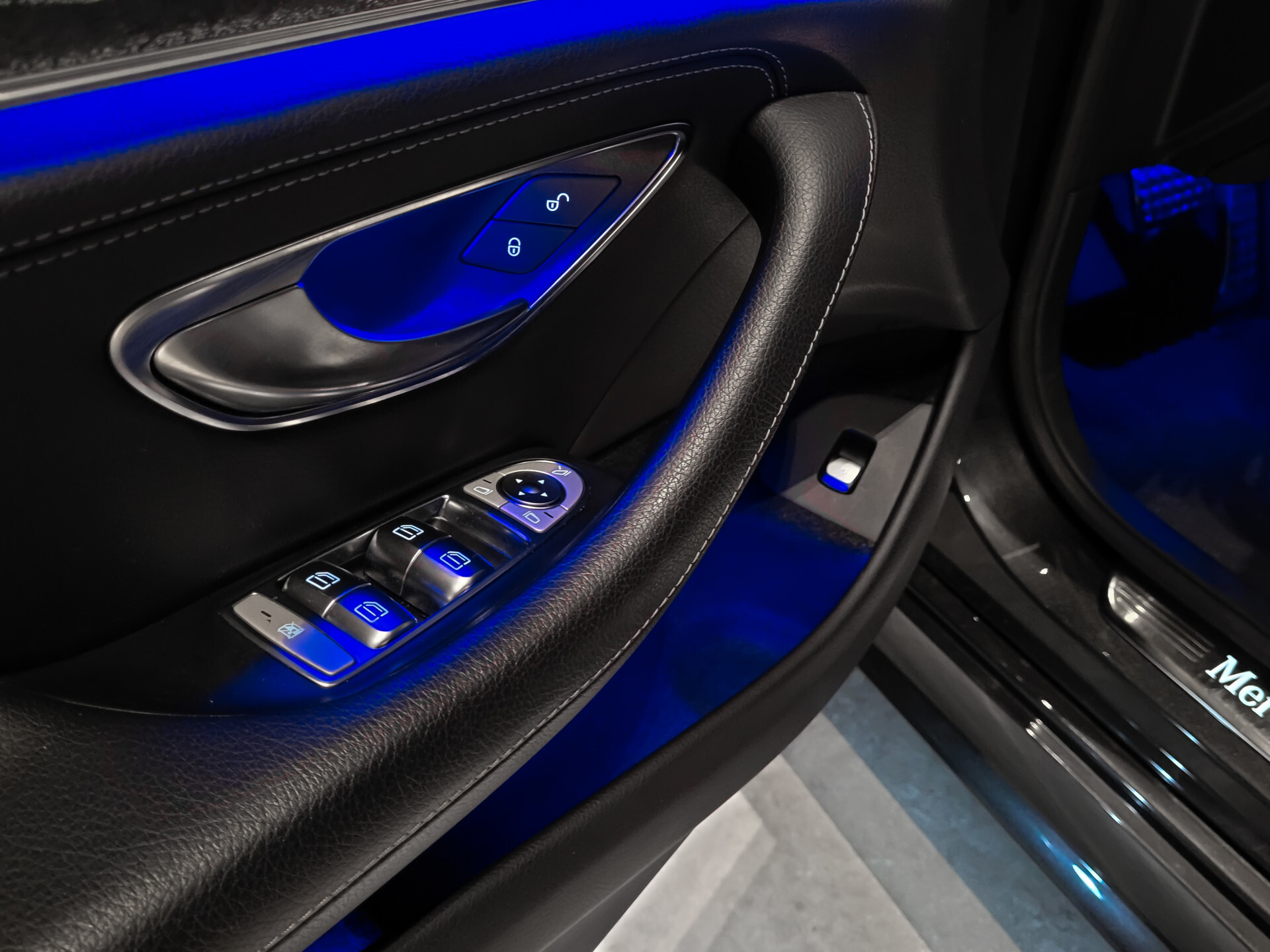 Mercedes-Benz CLS-Klasse 300 d AMG Night | Luchtvering | Rij-assistentie | Keyless | Burmester | Standkachel | HUD | Schuifdak | 20" Foto 13