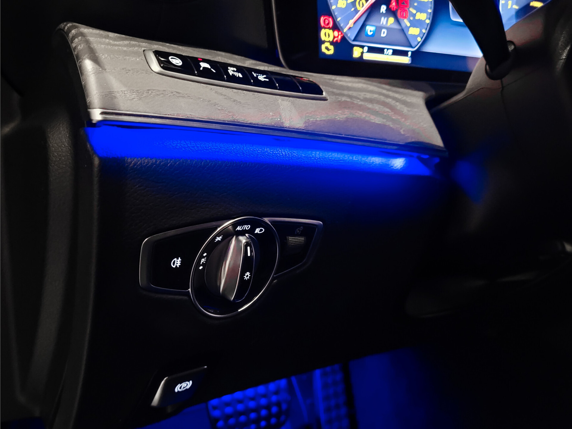 Mercedes-Benz CLS-Klasse 300 d AMG Night | Luchtvering | Rij-assistentie | Keyless | Burmester | Standkachel | HUD | Schuifdak | 20" Foto 17