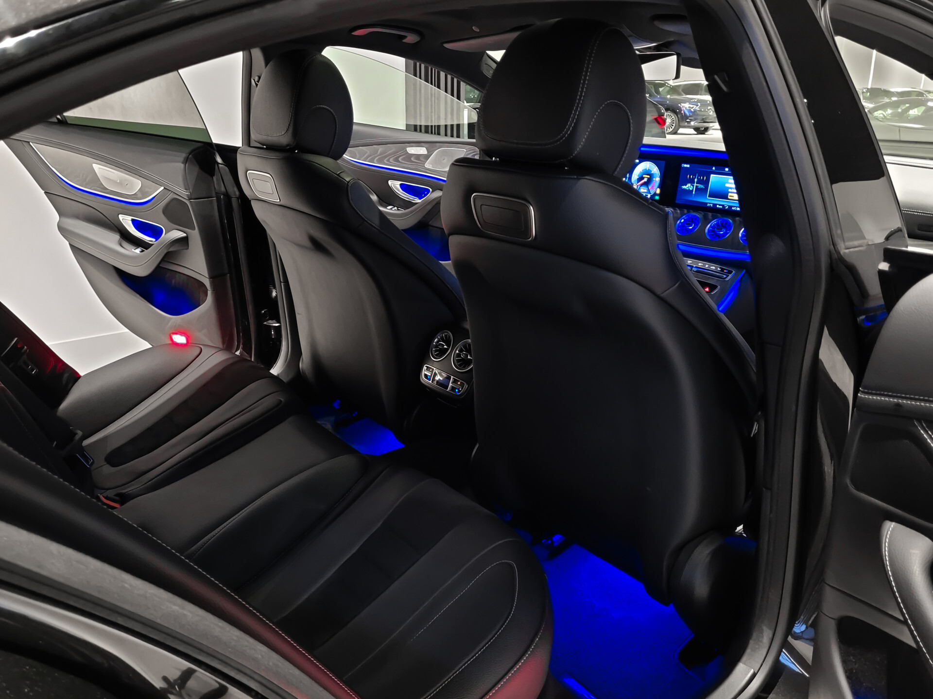 Mercedes-Benz CLS-Klasse 300 d AMG Night | Luchtvering | Rij-assistentie | Keyless | Burmester | Standkachel | HUD | Schuifdak | 20" Foto 39