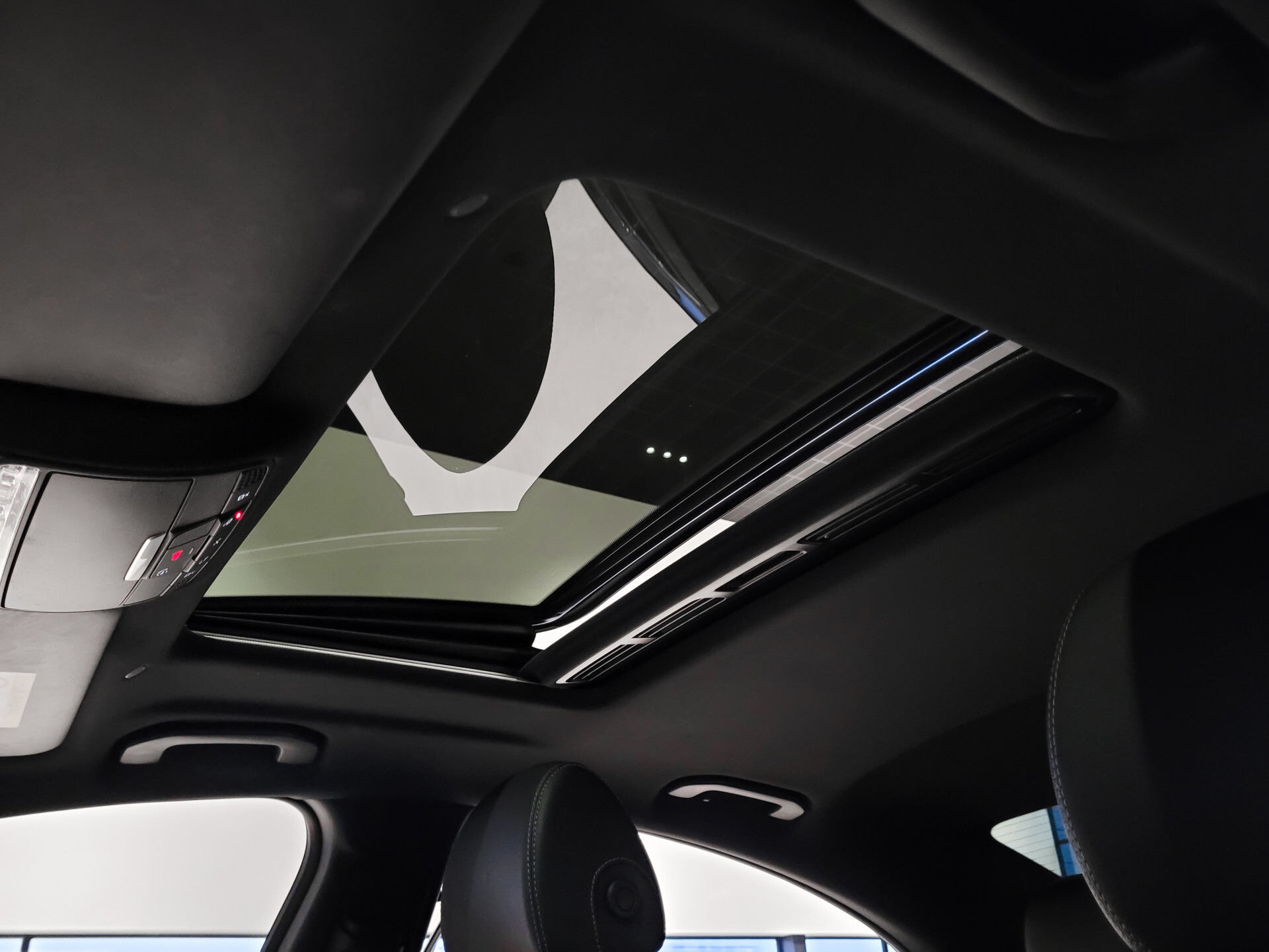 Mercedes-Benz CLS-Klasse 300 d AMG Night | Luchtvering | Rij-assistentie | Keyless | Burmester | Standkachel | HUD | Schuifdak | 20" Foto 41