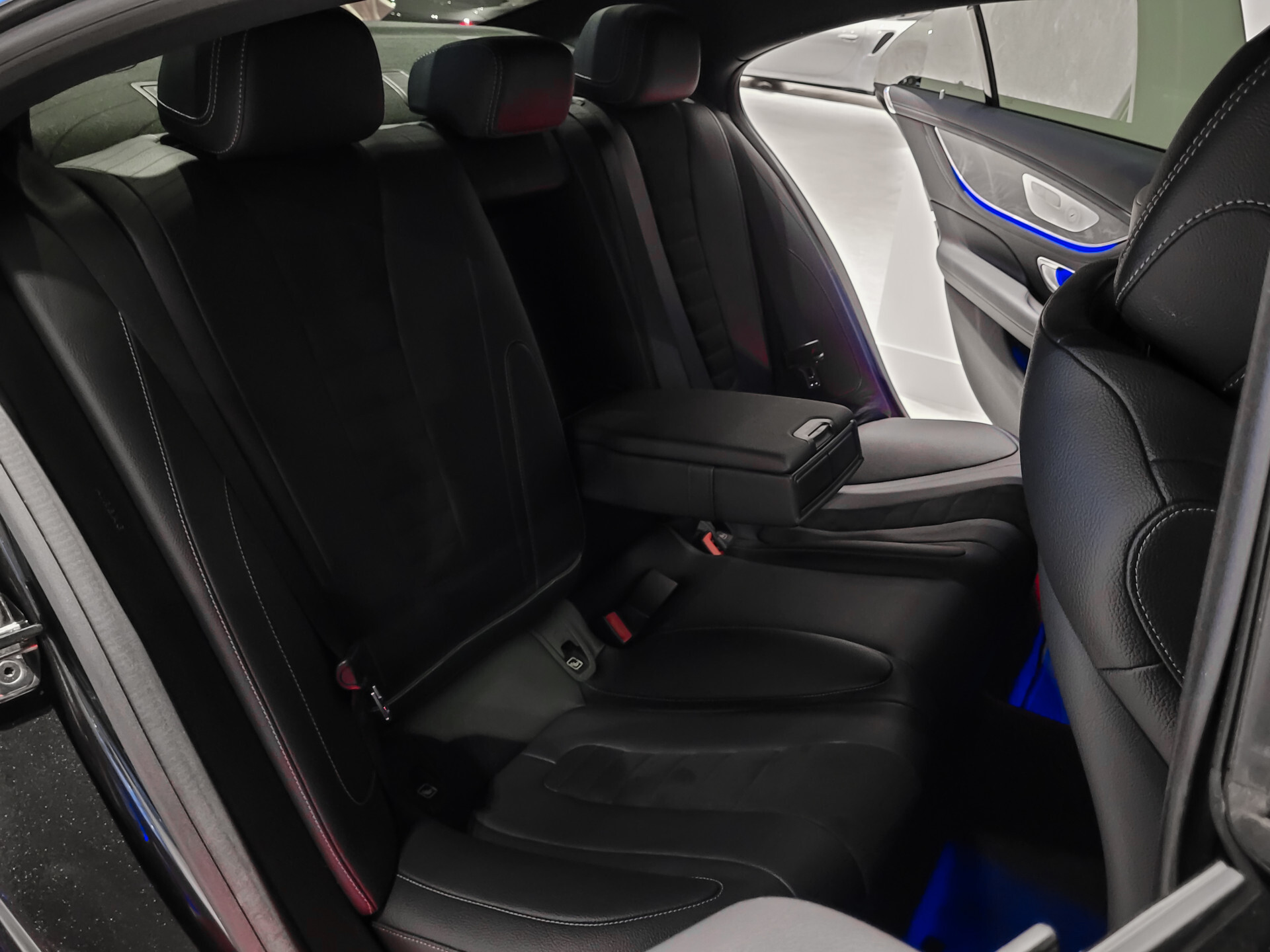 Mercedes-Benz CLS-Klasse 300 d AMG Night | Luchtvering | Rij-assistentie | Keyless | Burmester | Standkachel | HUD | Schuifdak | 20" Foto 7