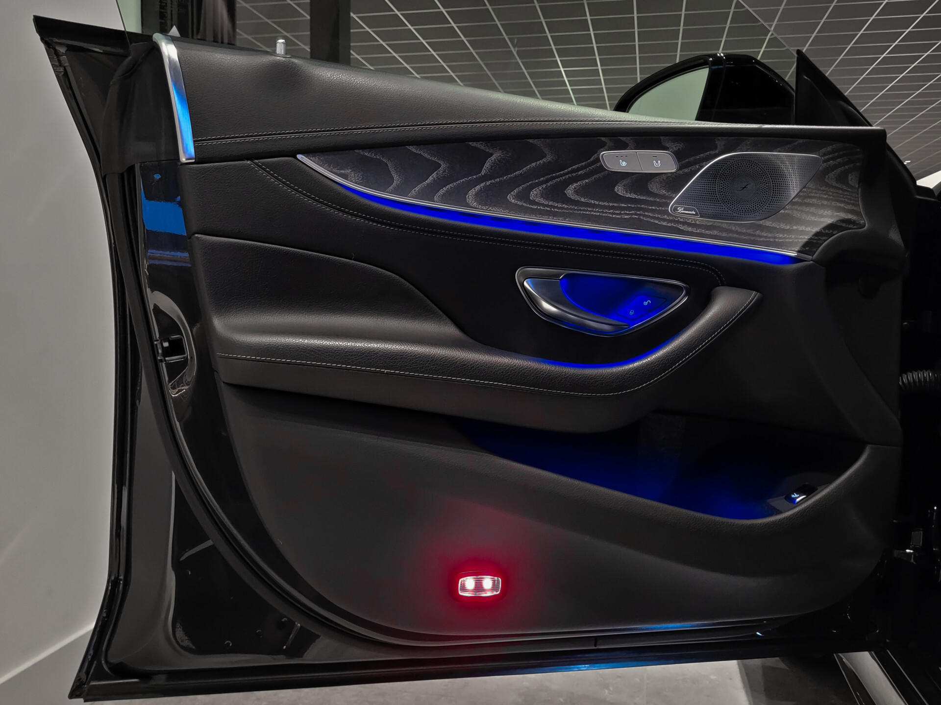 Mercedes-Benz CLS-Klasse 300 d AMG Night | Luchtvering | Rij-assistentie | Keyless | Burmester | Standkachel | HUD | Schuifdak | 20" Foto 9