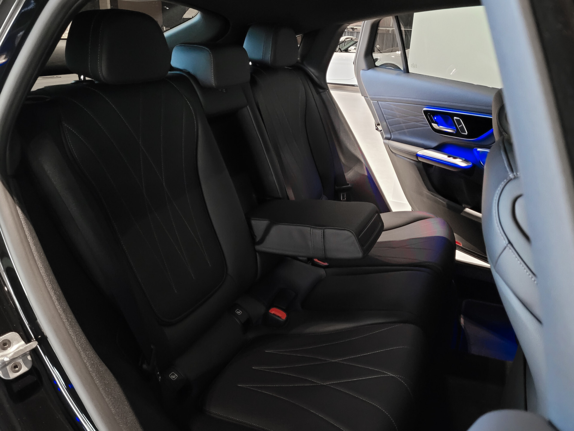 Mercedes-Benz GLC Coupé 400e 4-M AMG Night | Luchtvering | Achterassturing | Massage | ACC | HUD | Keyless | Nappa | Panorama | Trekhaak Foto 7