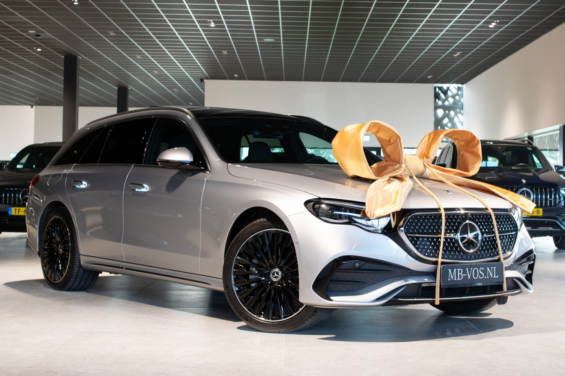 Mercedes-Benz E-Klasse Estate 300 de 4-M AMG Luchtvering | ACC | Keyless | Burmester 4D | Mem | Dynamic Light | Trekhaak | 360 Foto 1