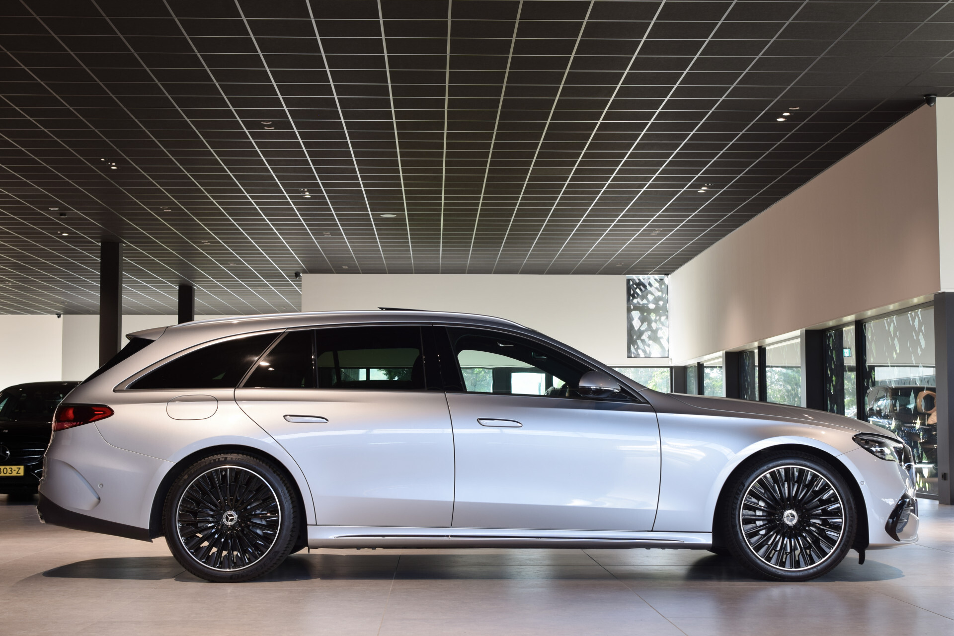 Mercedes-Benz E-Klasse Estate 300 de 4-M AMG Luchtvering | ACC | Keyless | Burmester 4D | Mem | Dynamic Light | Trekhaak | 360 Foto 3