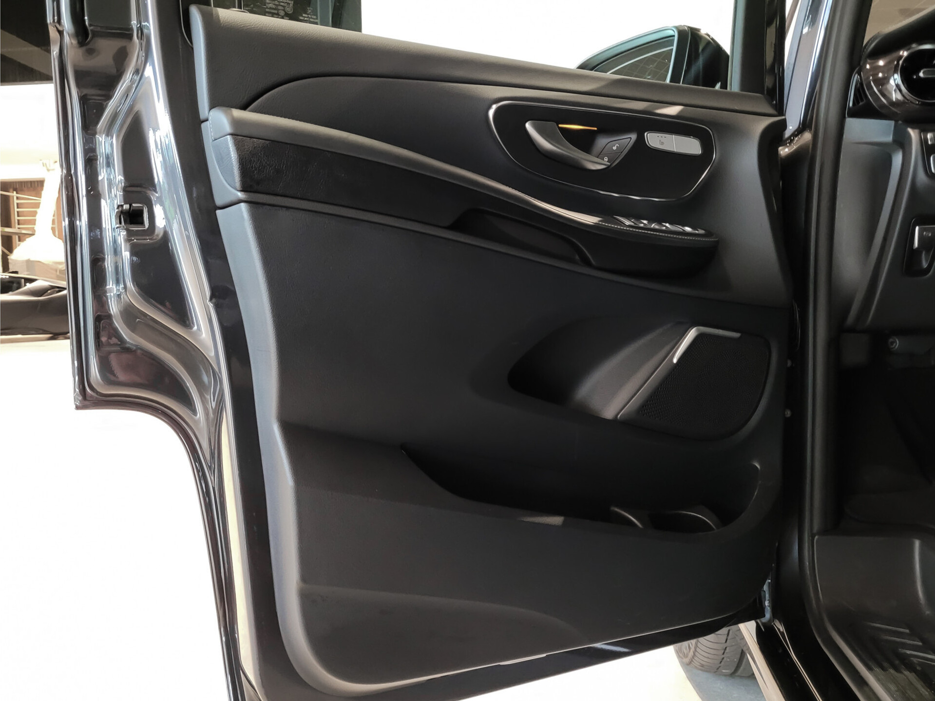 Mercedes-Benz V-Klasse 300d 4-M Lang DC AMG Avantgarde Edition Luchtvering | Panorama | Night Foto 10