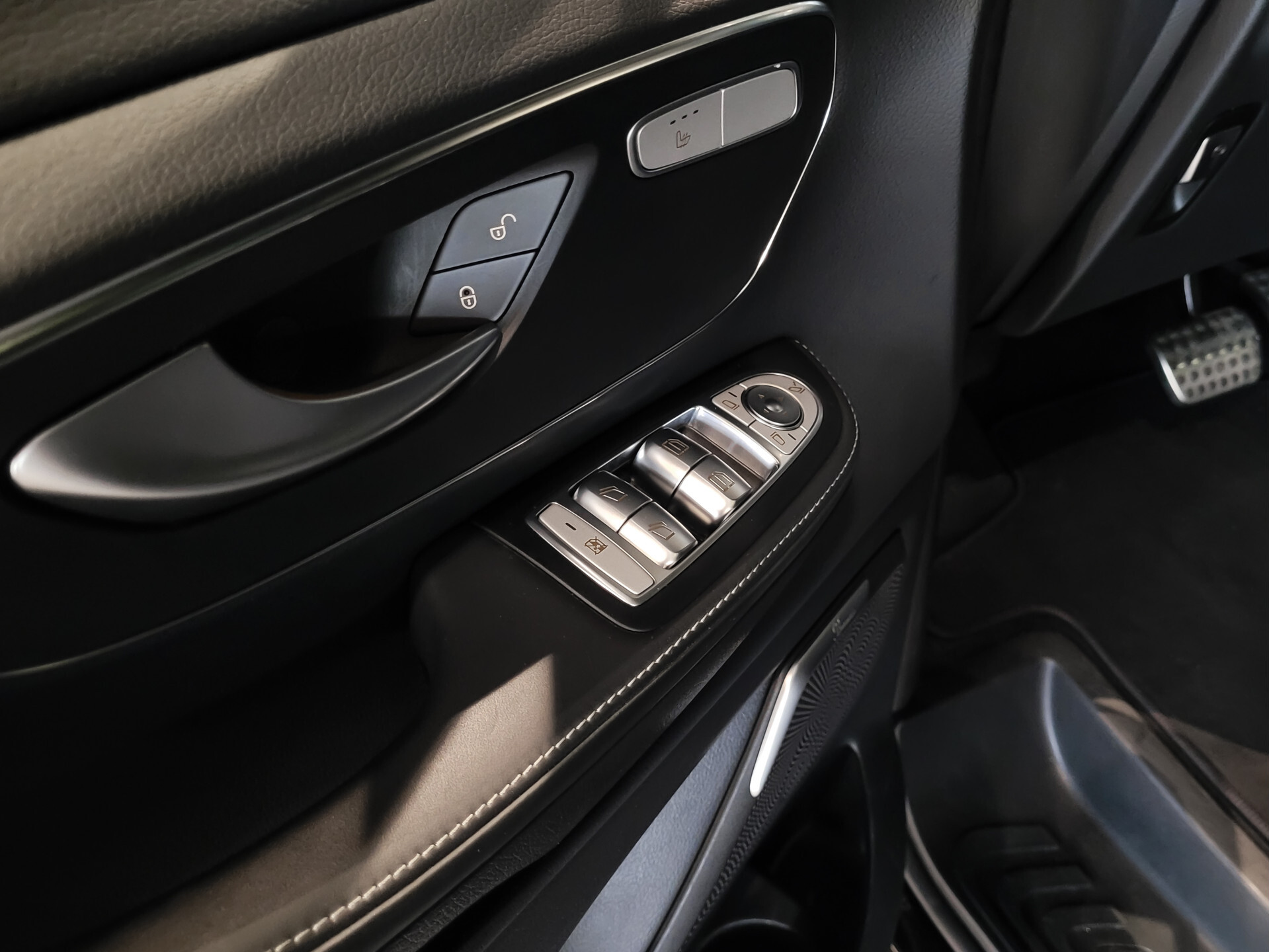 Mercedes-Benz V-Klasse 300d 4-M Lang DC AMG Avantgarde Edition Luchtvering | Panorama | Night Foto 14