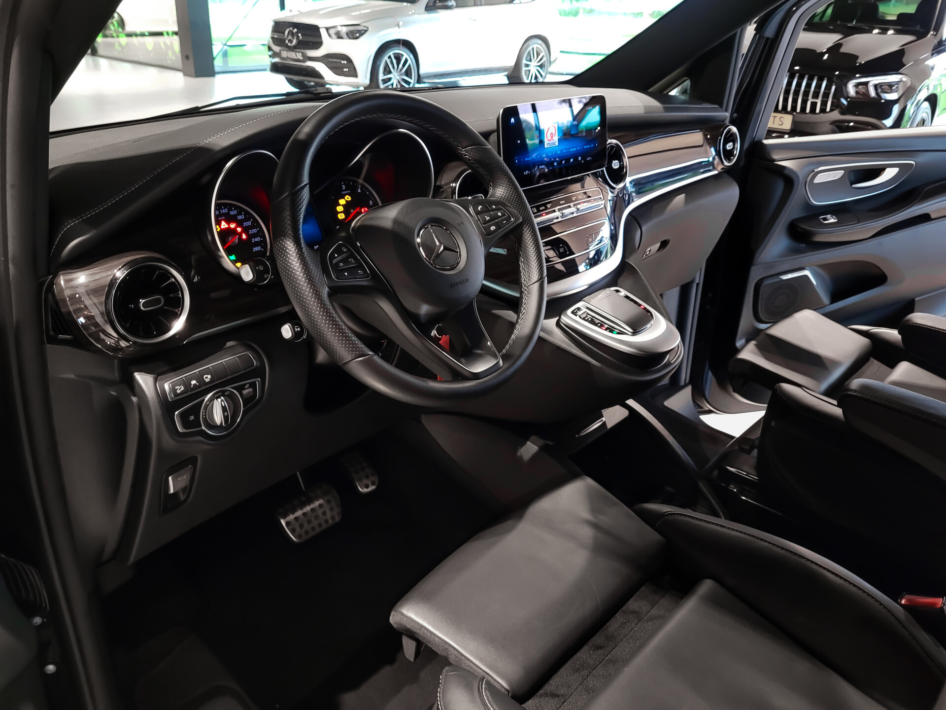 Mercedes-Benz V-Klasse 300d 4-M Lang DC AMG Avantgarde Edition Luchtvering | Panorama | Night Foto 18