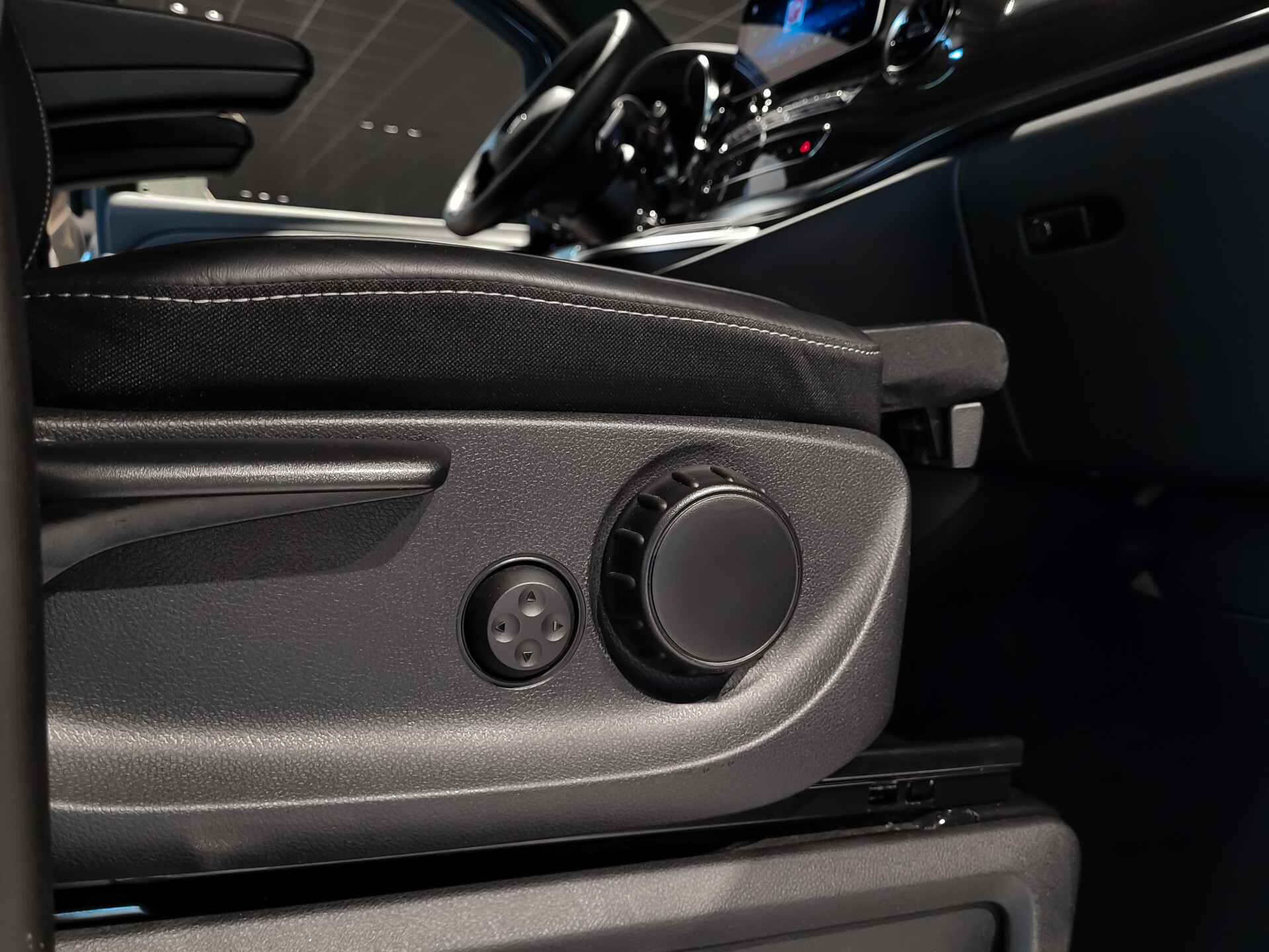 Mercedes-Benz V-Klasse 300d 4-M Lang DC AMG Avantgarde Edition Luchtvering | Panorama | Night Foto 26