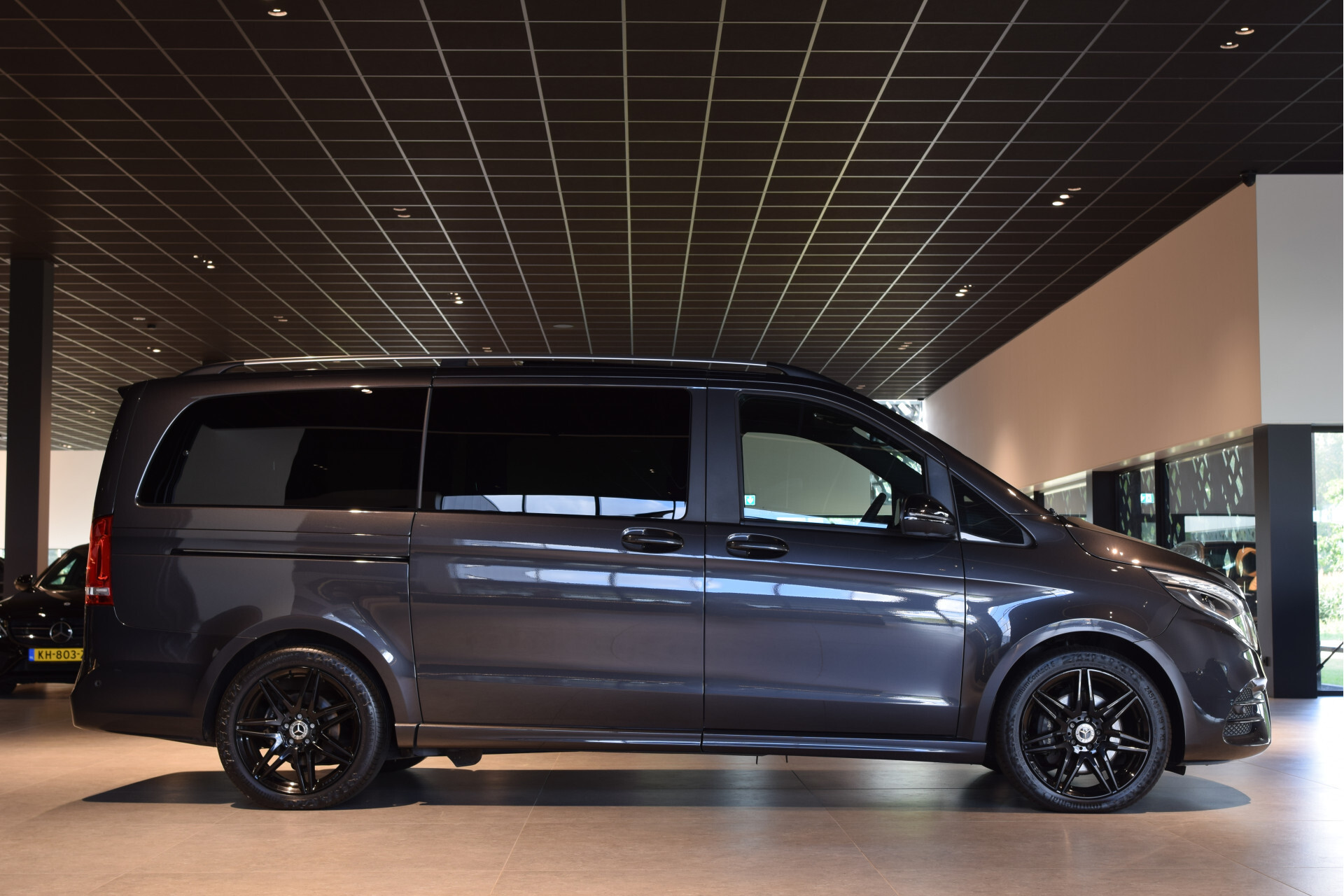 Mercedes-Benz V-Klasse 300d 4-M Lang DC AMG Avantgarde Edition Luchtvering | Panorama | Night Foto 3