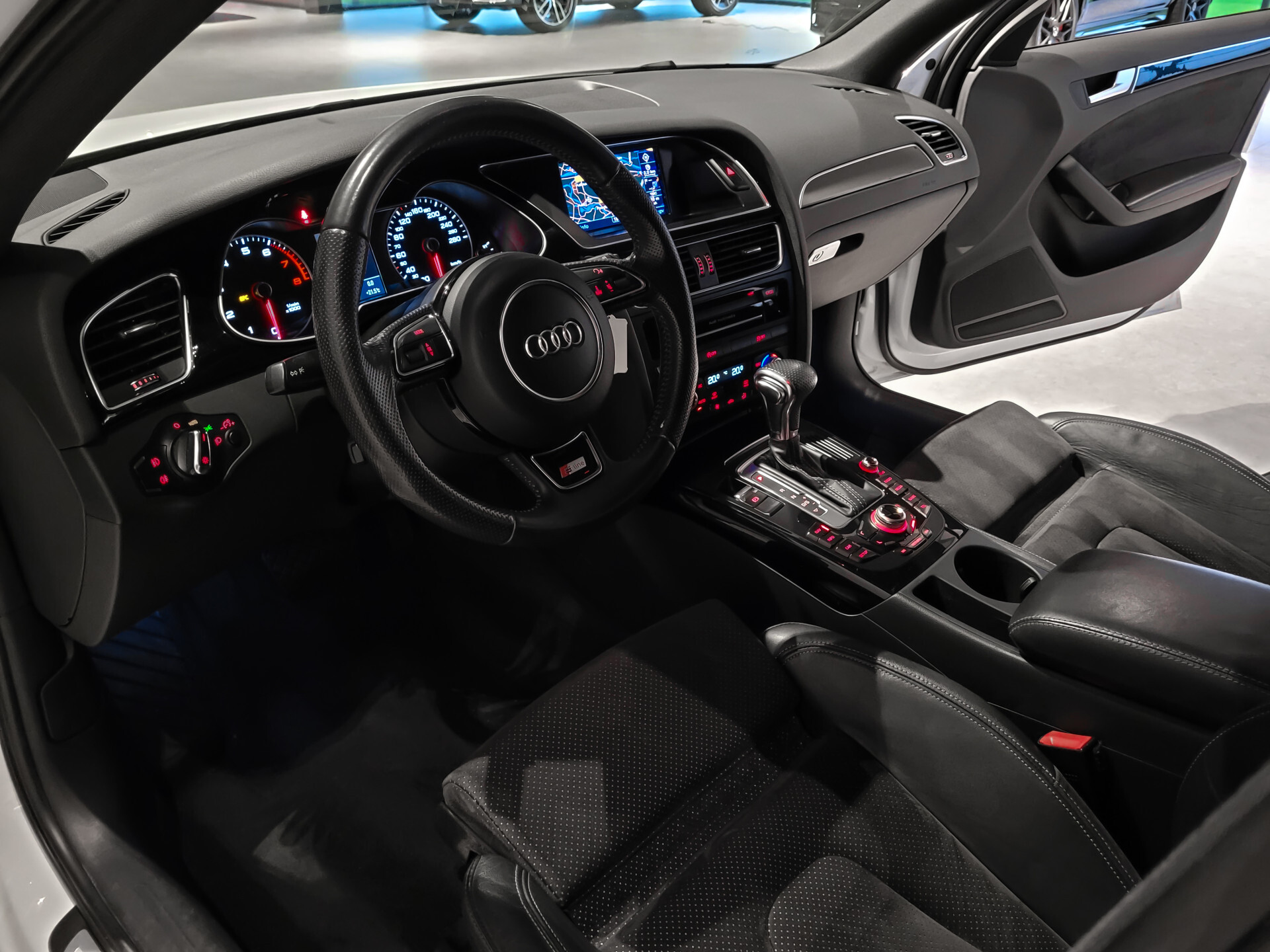 Audi A4 Avant 2.0 TFSI S Edition 19” Rotor | Blackline | Bi-Xenon | Full Map Navi | Pts | NL Auto | Winterset Foto 19