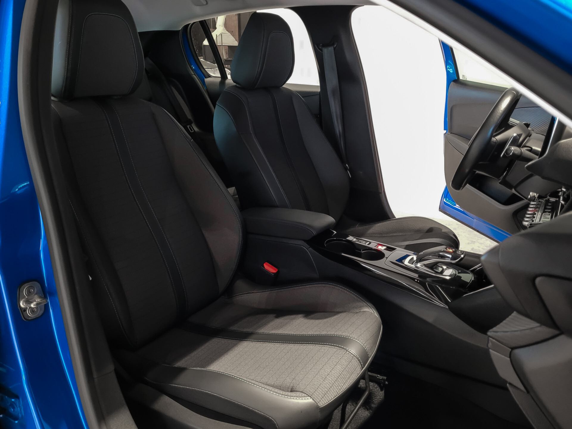 Peugeot 208 1.2 PureTech Allure Automaat Pack Drive Assist Plus | Pack Connect | Carplay | Groot navigatie | NL auto Foto 6