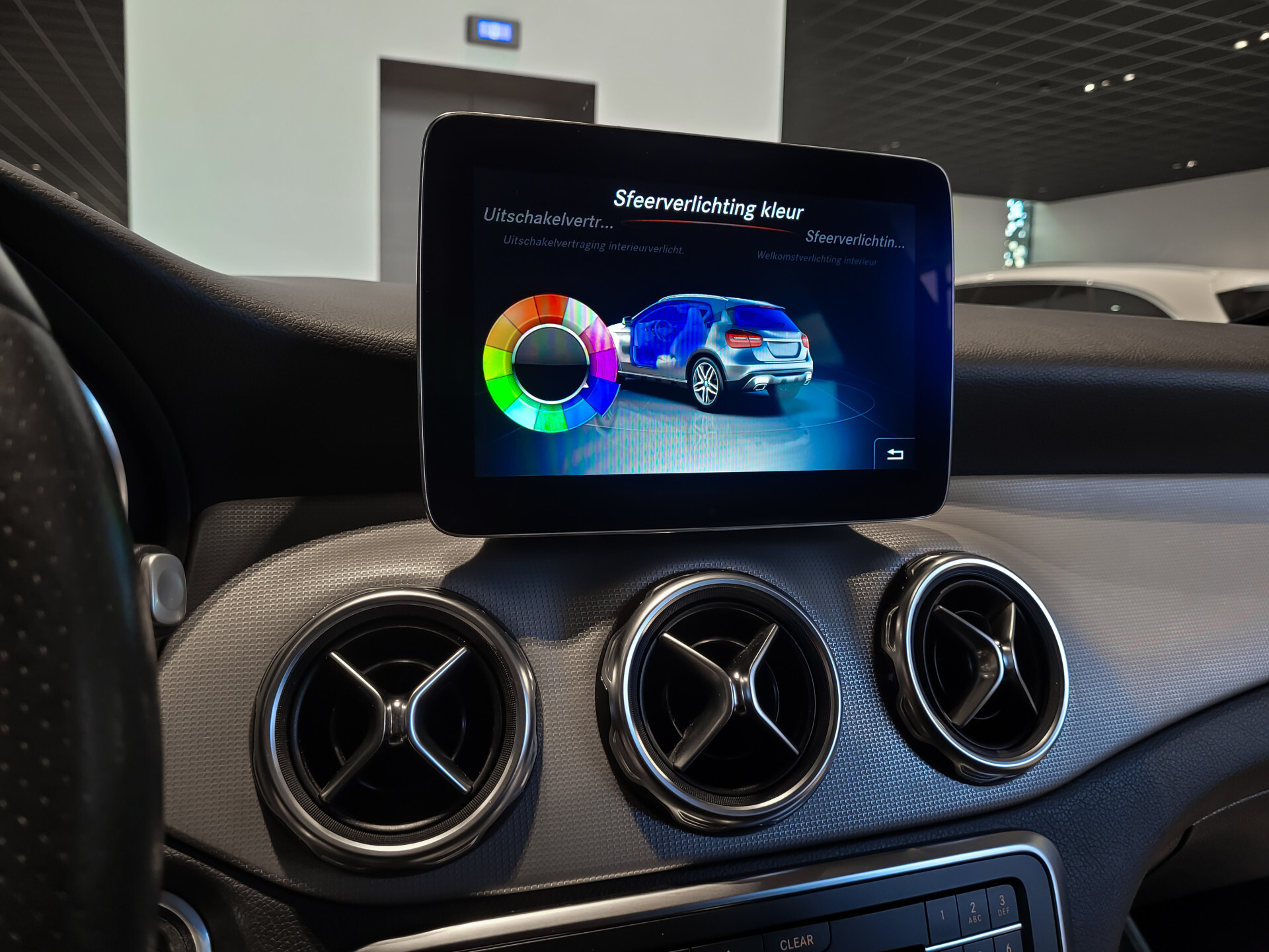 Mercedes-Benz GLA 200 Urban Night | Keyless | Camera | Mem | ECC | 19" | DAB | Dodehoekassistent | Sfeerverlichting Foto 15