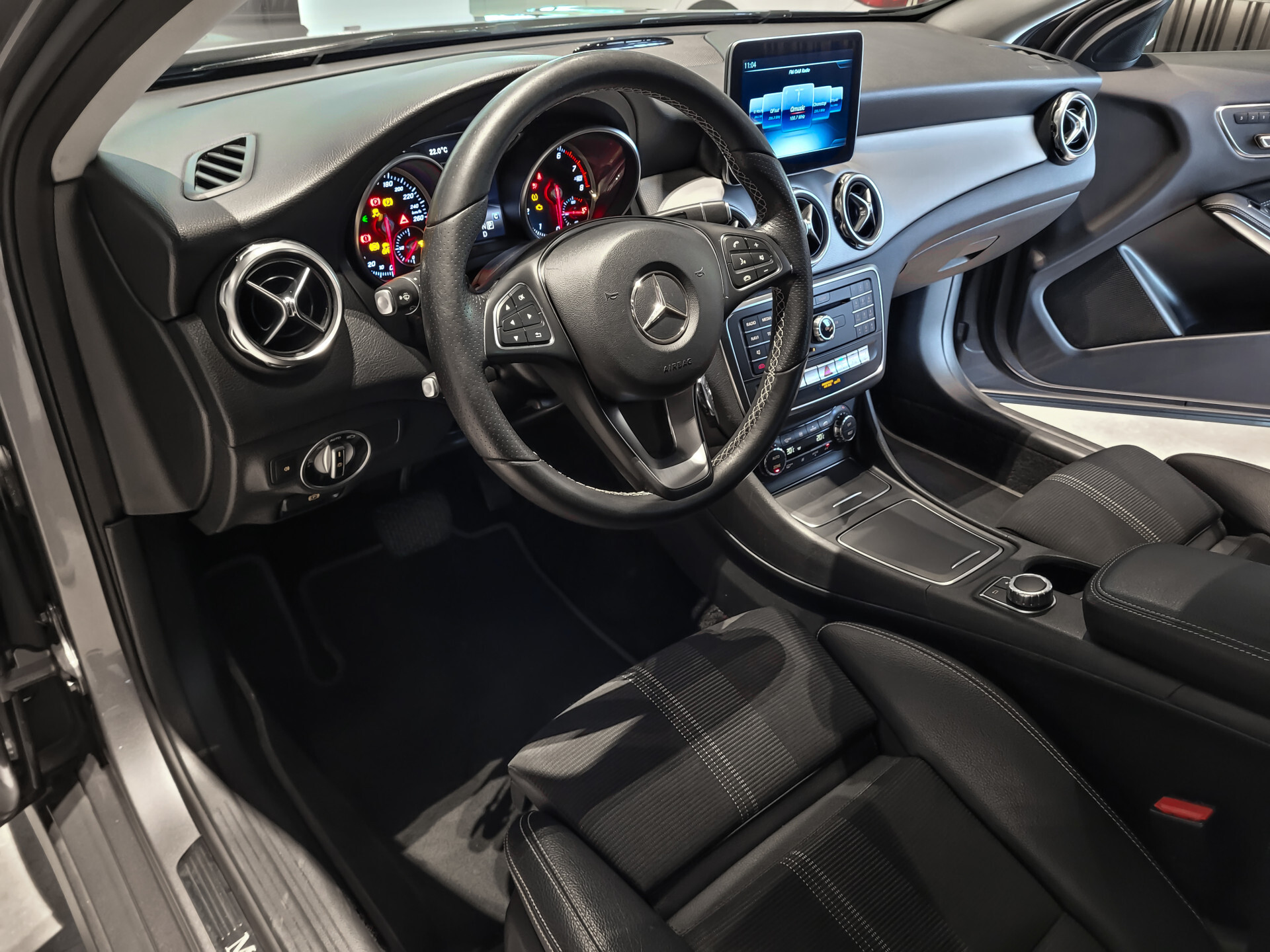 Mercedes-Benz GLA 200 Urban Night | Keyless | Camera | Mem | ECC | 19" | DAB | Dodehoekassistent | Sfeerverlichting Foto 16