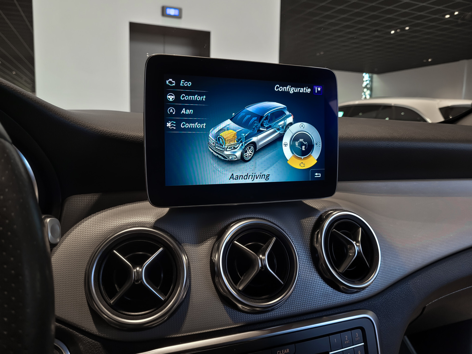 Mercedes-Benz GLA 200 Urban Night | Keyless | Camera | Mem | ECC | 19" | DAB | Dodehoekassistent | Sfeerverlichting Foto 17