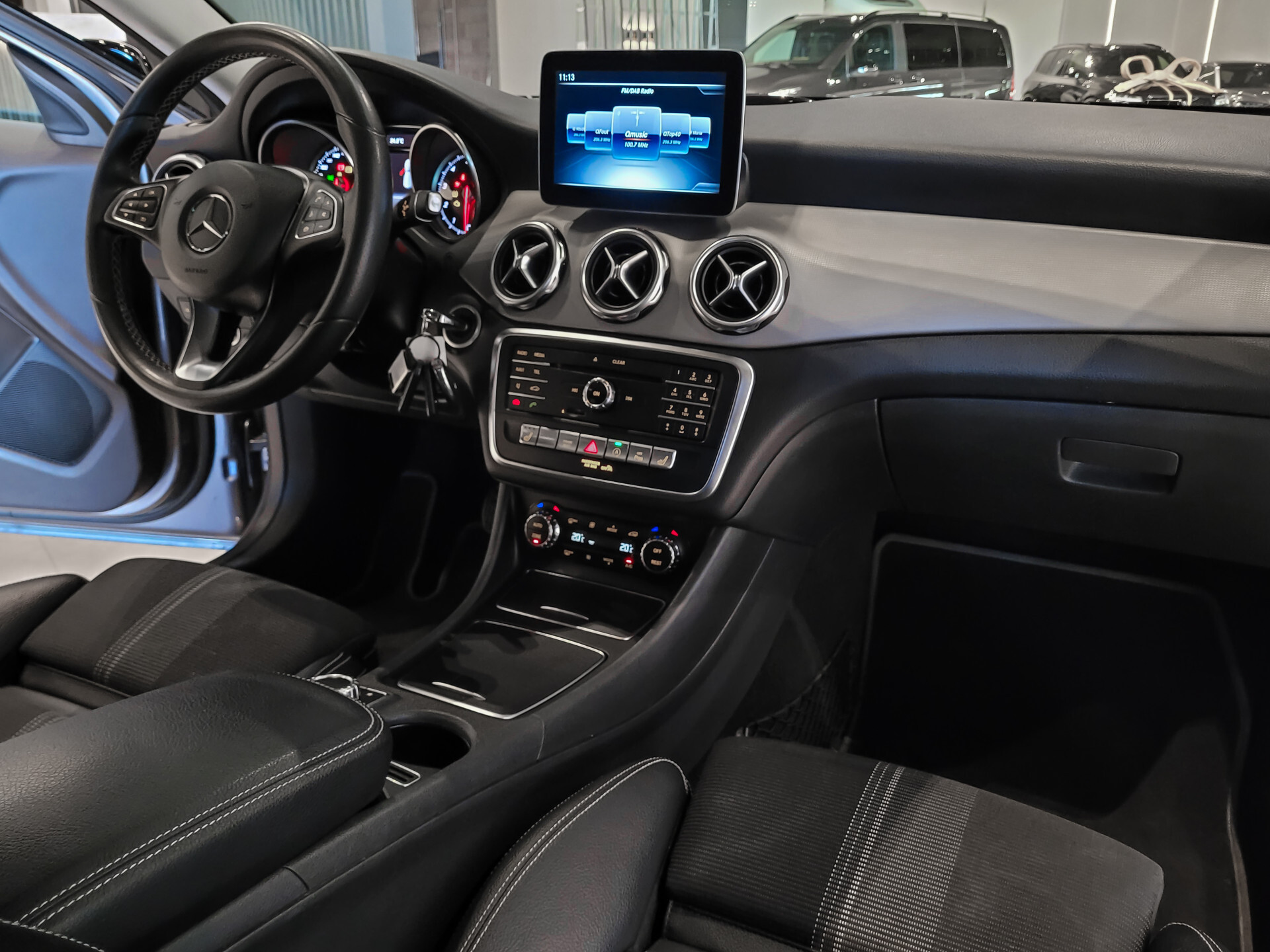 Mercedes-Benz GLA 200 Urban Night | Keyless | Camera | Mem | ECC | 19" | DAB | Dodehoekassistent | Sfeerverlichting Foto 21