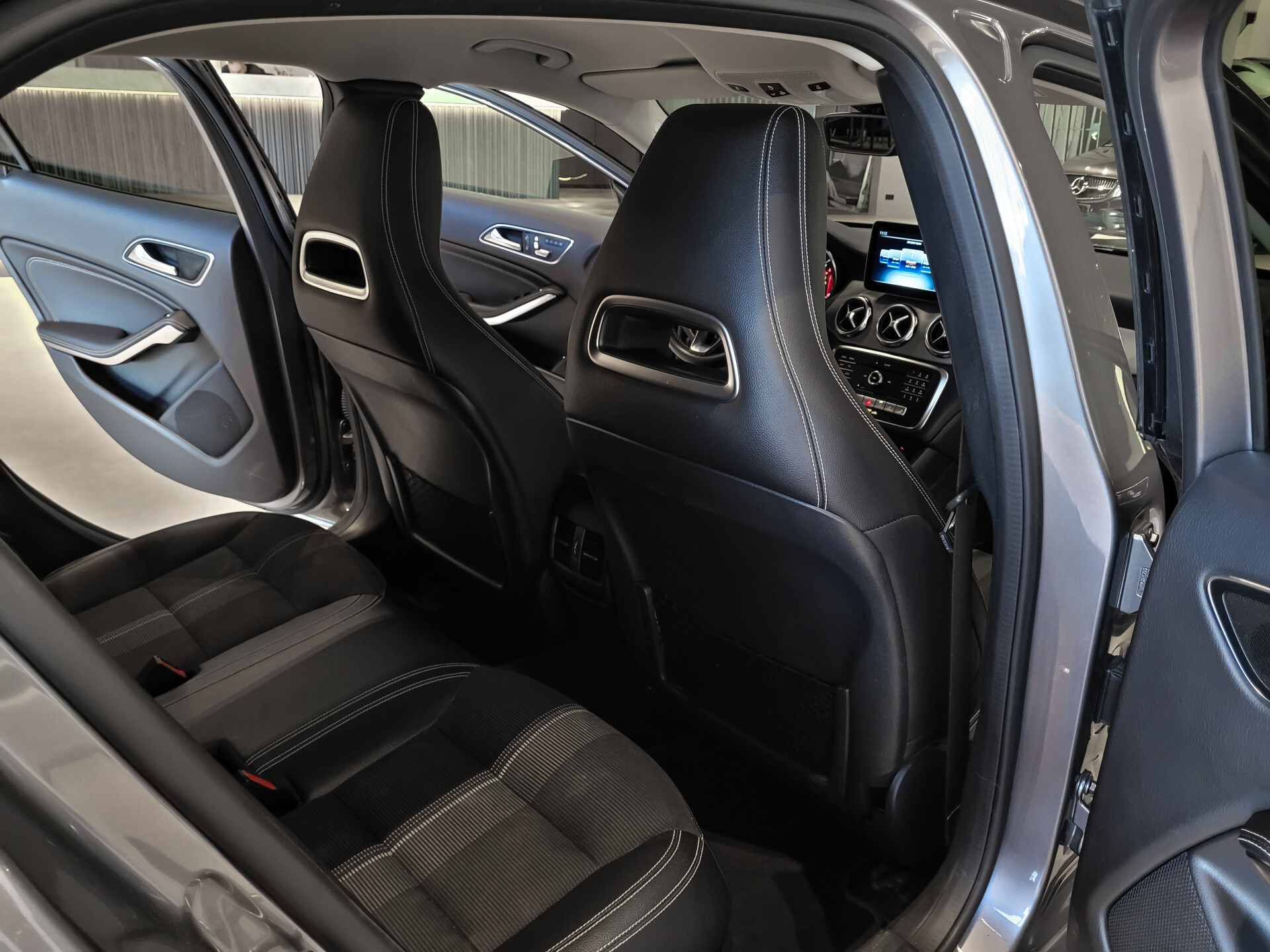 Mercedes-Benz GLA 200 Urban Night | Keyless | Camera | Mem | ECC | 19" | DAB | Dodehoekassistent | Sfeerverlichting Foto 22