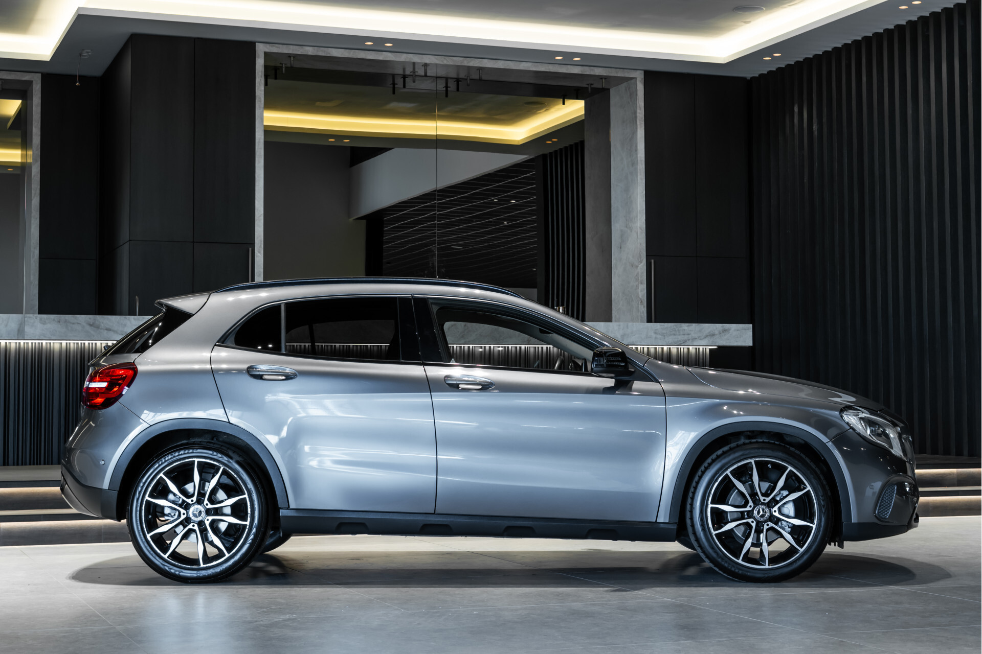 Mercedes-Benz GLA 200 Urban Night | Keyless | Camera | Mem | ECC | 19" | DAB | Dodehoekassistent | Sfeerverlichting Foto 3