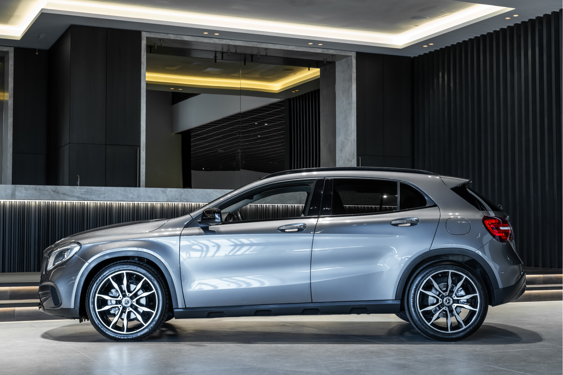 Mercedes-Benz GLA 200 Urban Night | Keyless | Camera | Mem | ECC | 19" | DAB | Dodehoekassistent | Sfeerverlichting Foto 4