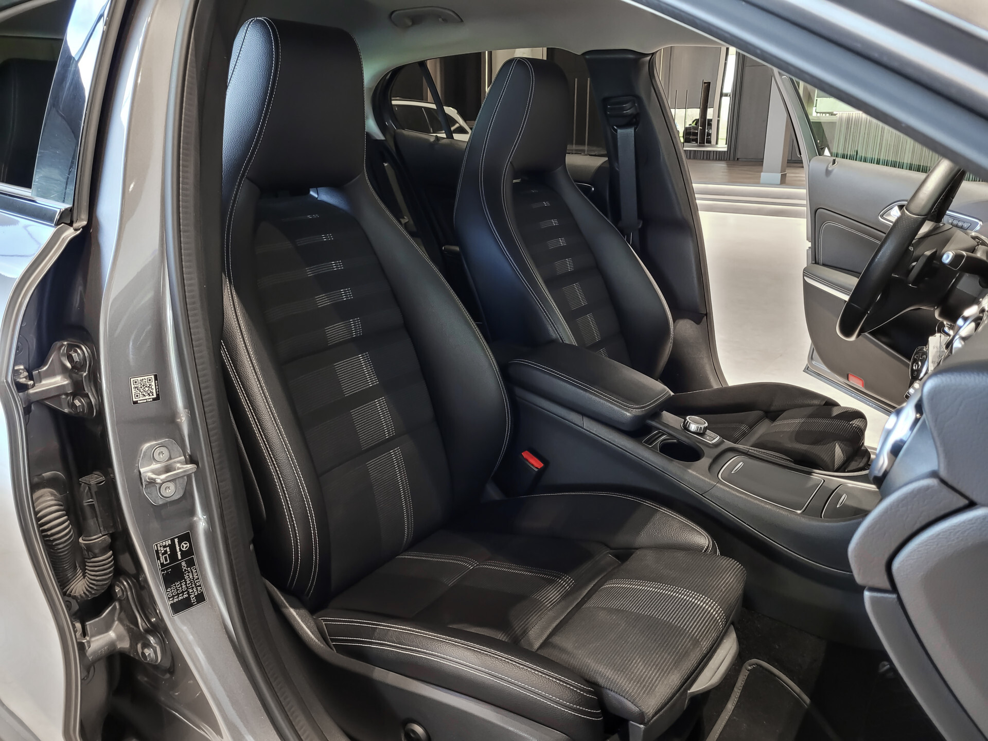 Mercedes-Benz GLA 200 Urban Night | Keyless | Camera | Mem | ECC | 19" | DAB | Dodehoekassistent | Sfeerverlichting Foto 6