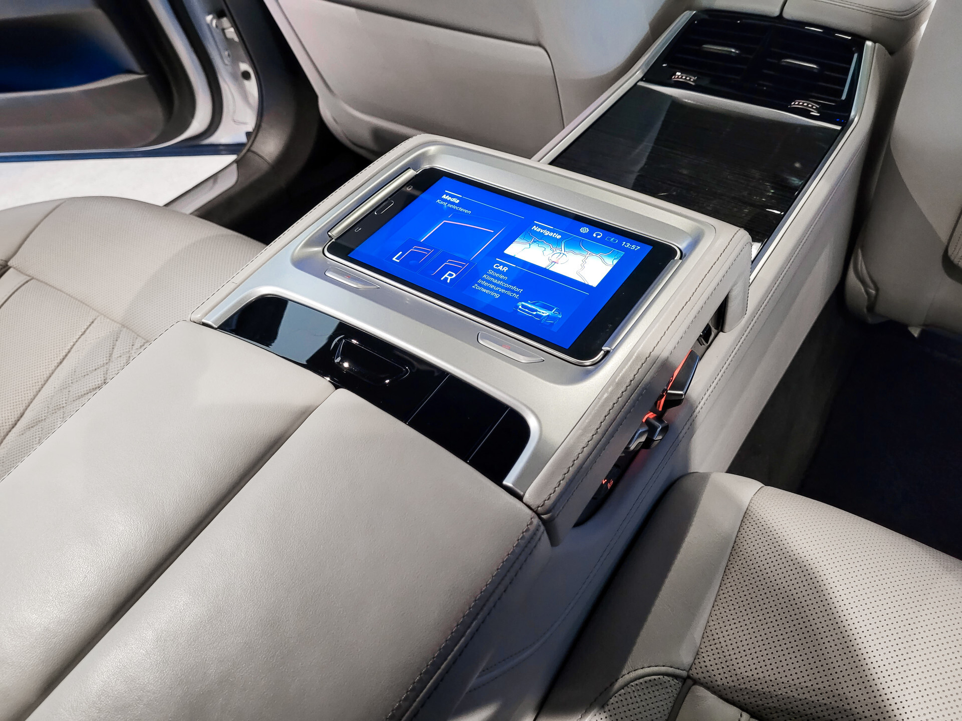 BMW 7 Serie 745Le xDrive M-Sport High Executive Lounge Seating | Klaptafels | B&W | 4*Massage | Laser | Sky Lounge Foto 45